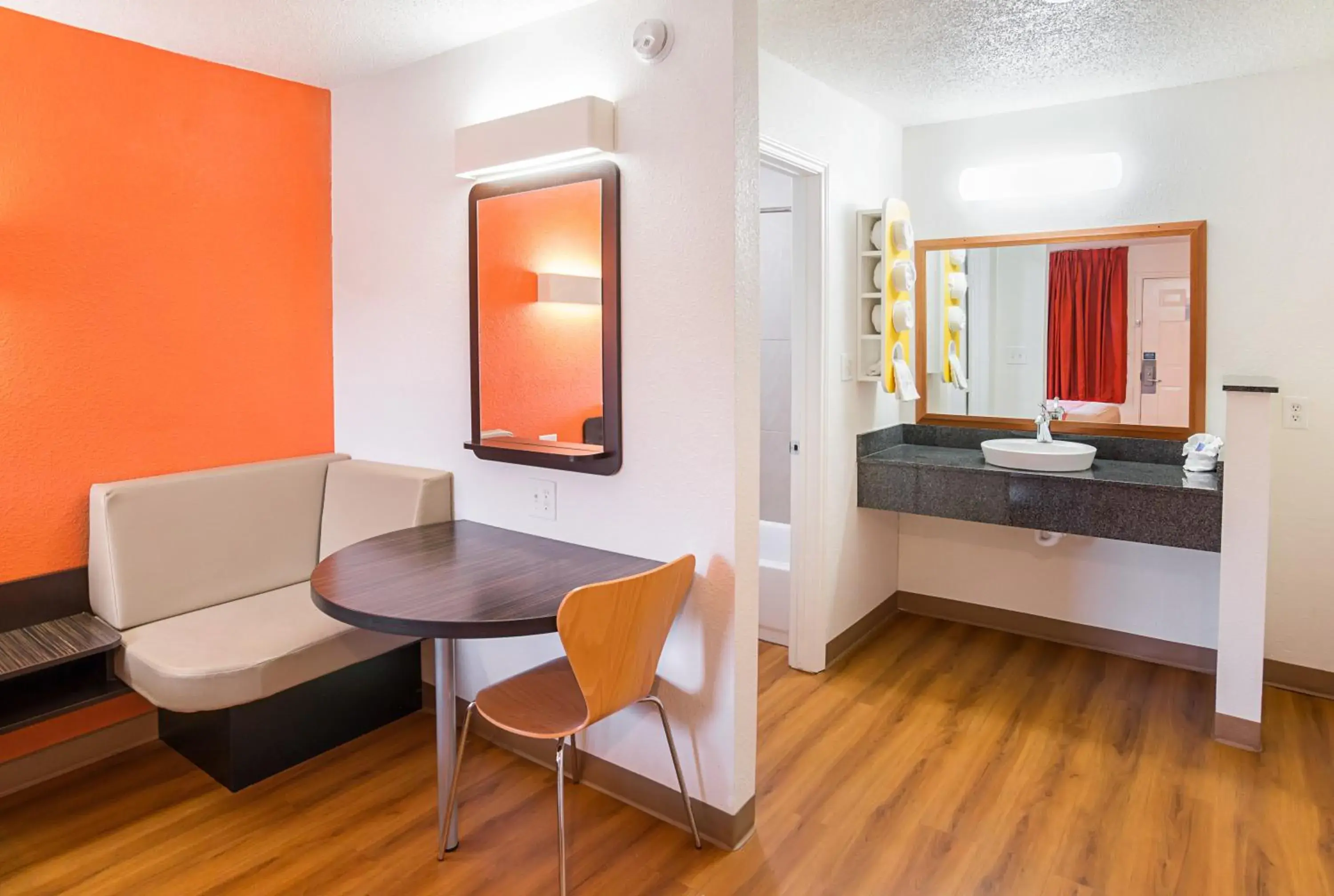 Bedroom, Bed in Motel 6-Grand Prairie, TX - Near Six Flags Drive Bedroom, Bed in Motel 6-Grand Prairie, TX - Near Six Flags Drive