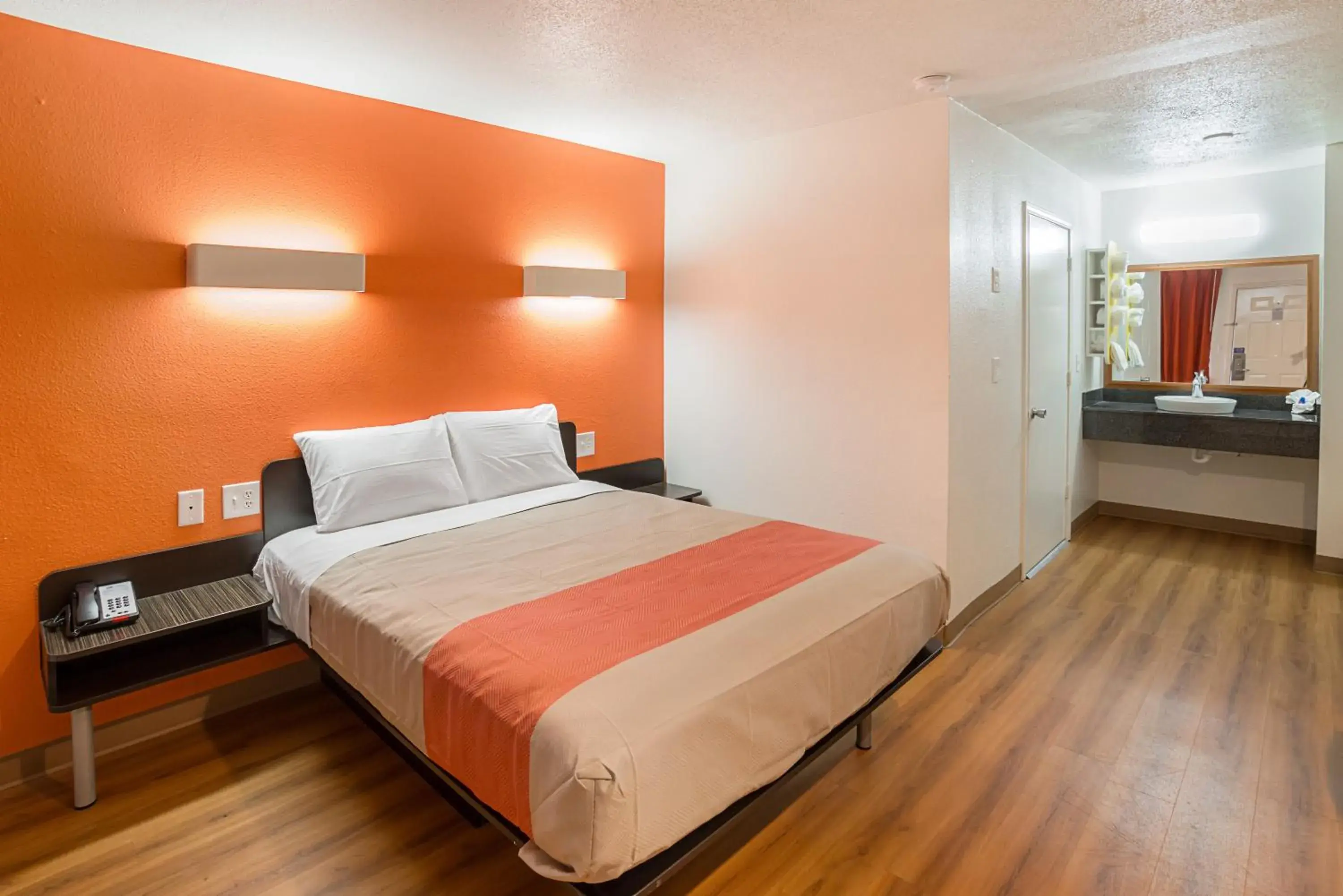 Bedroom, Bed in Motel 6-Grand Prairie, TX - Near Six Flags Drive Bedroom, Bed in Motel 6-Grand Prairie, TX - Near Six Flags Drive