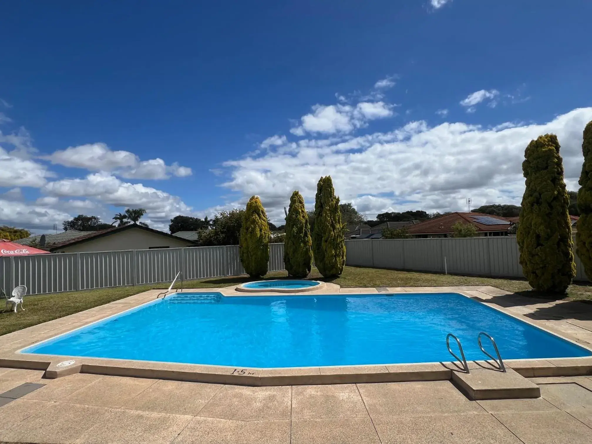 Swimming pool in Restawile Motel Swimming pool in Restawile Motel