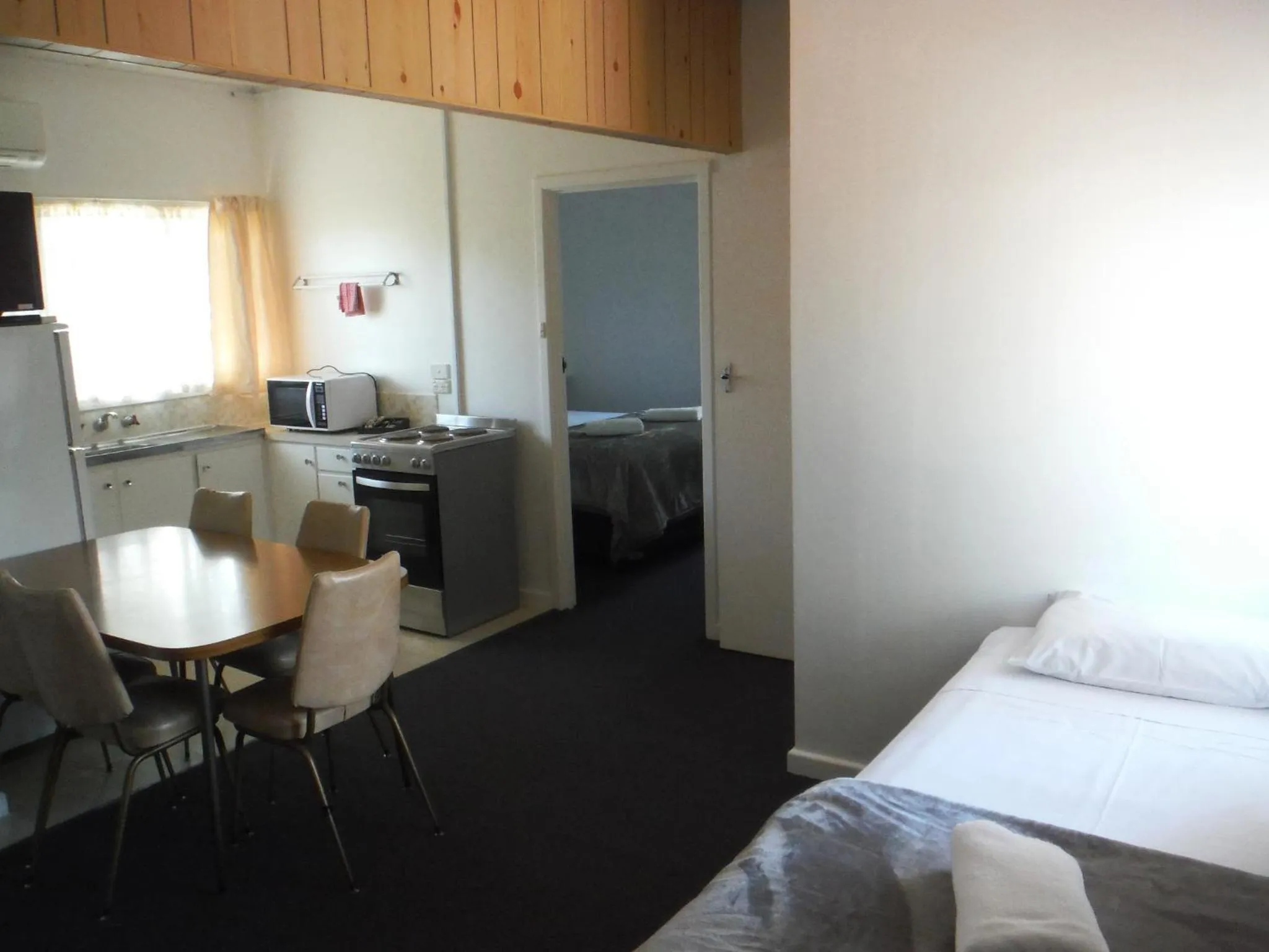 Dining area, Bed in Restawile Motel