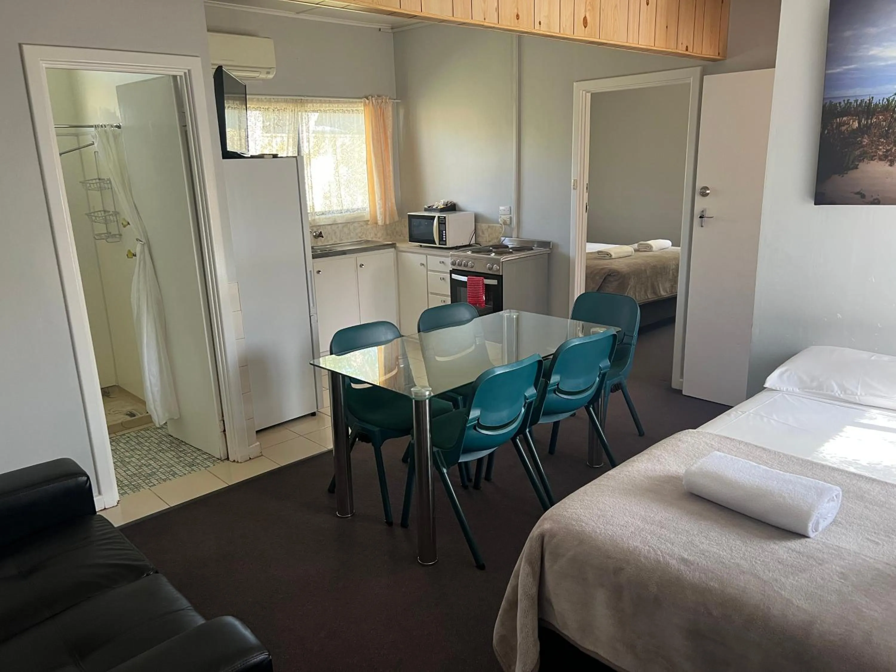 Kitchen or kitchenette, Bed in Restawile Motel