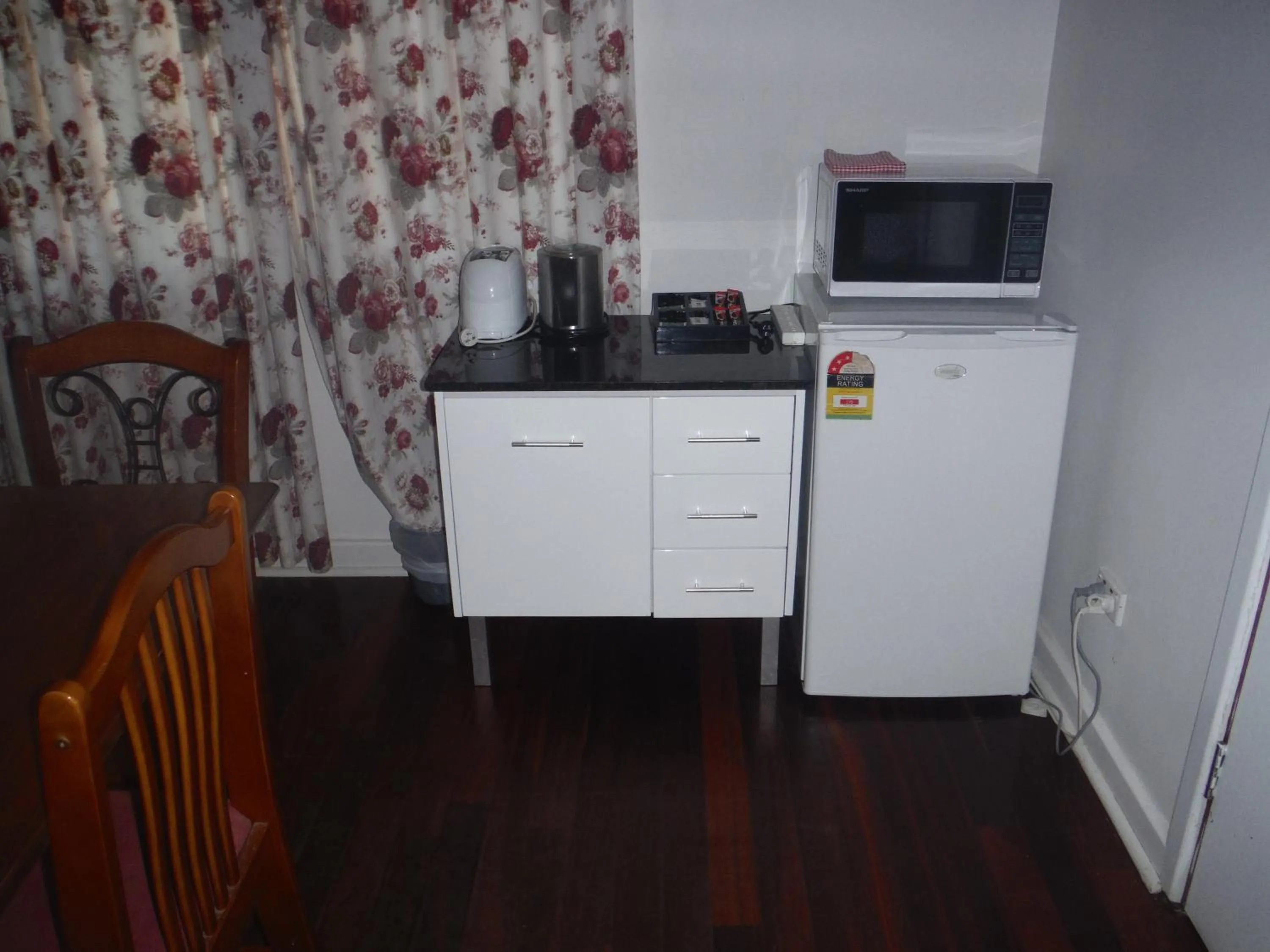 Coffee/tea facilities in Restawile Motel