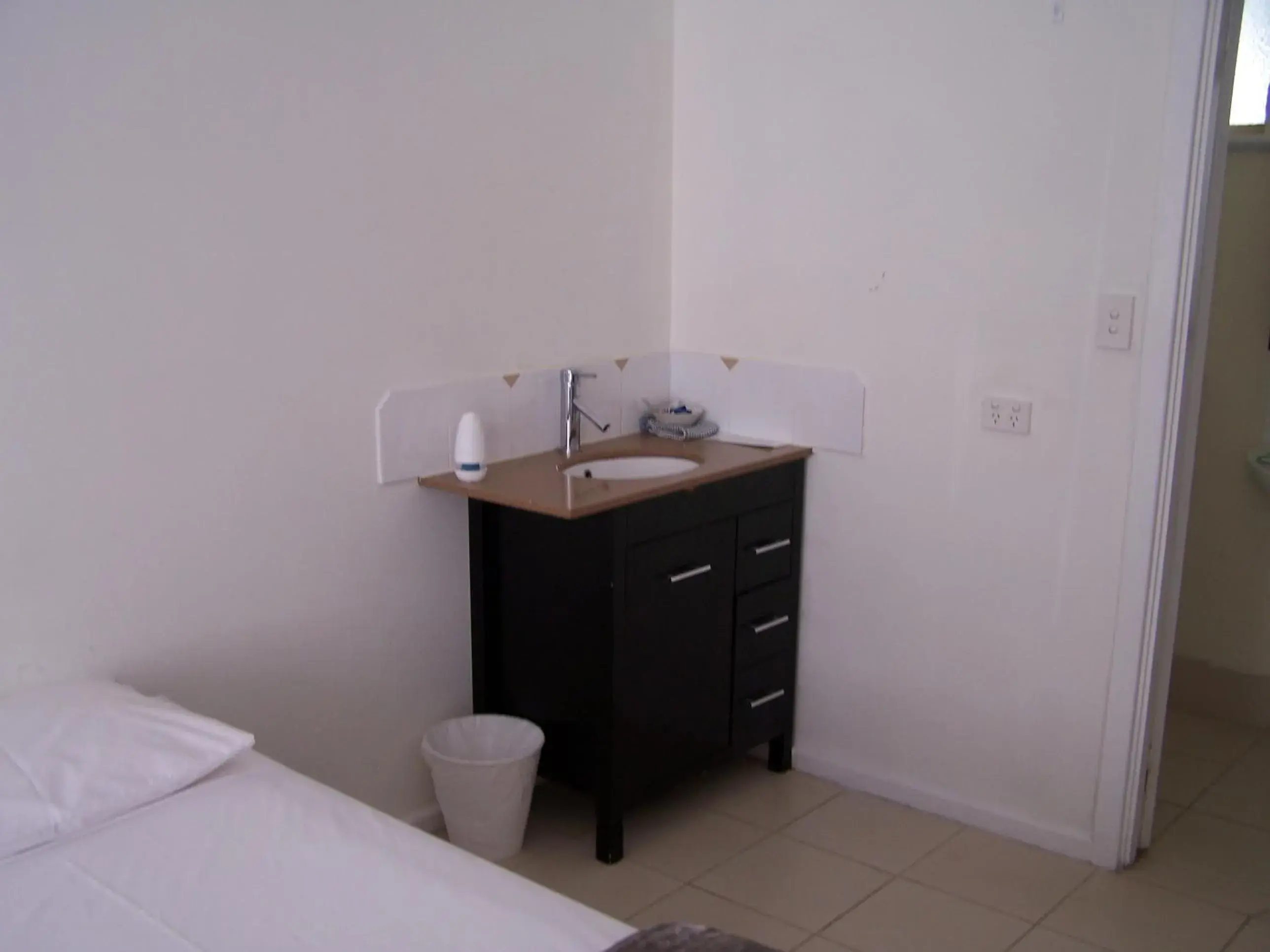 Decorative detail, Bed in Restawile Motel Decorative detail, Bed in Restawile Motel