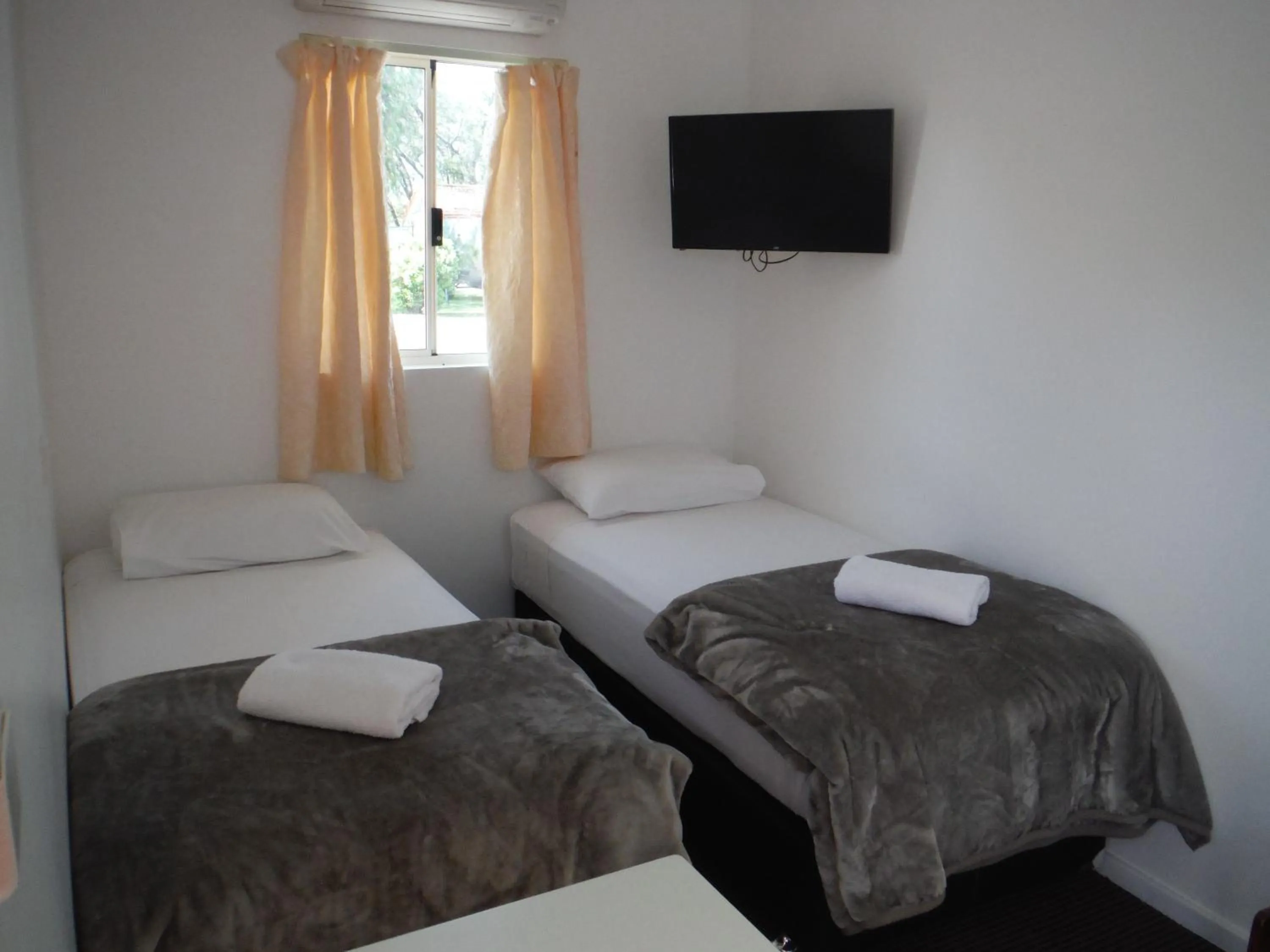 Bed in Restawile Motel