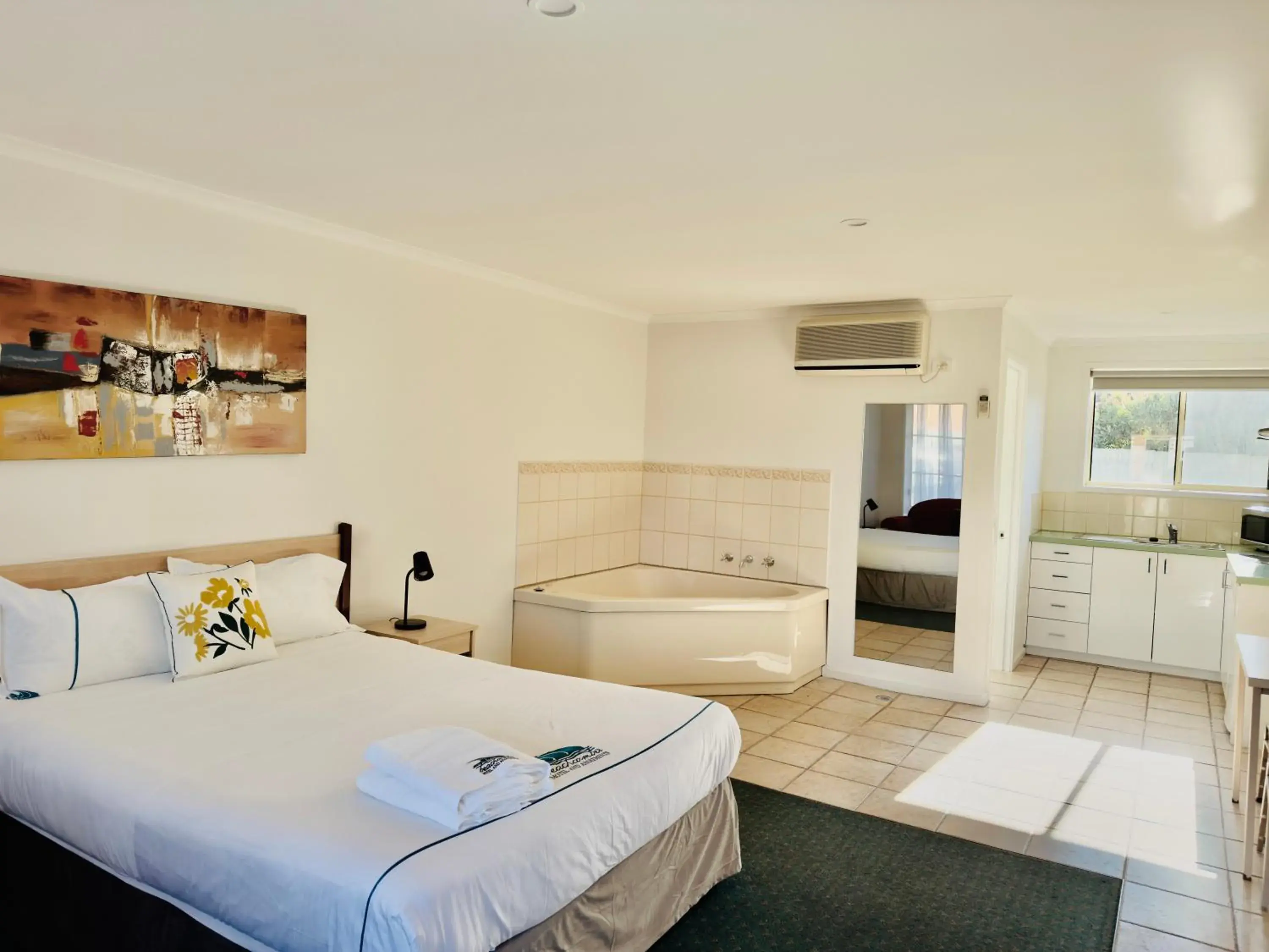 Bed in Beachcomber Motel & Apartments Bed in Beachcomber Motel & Apartments