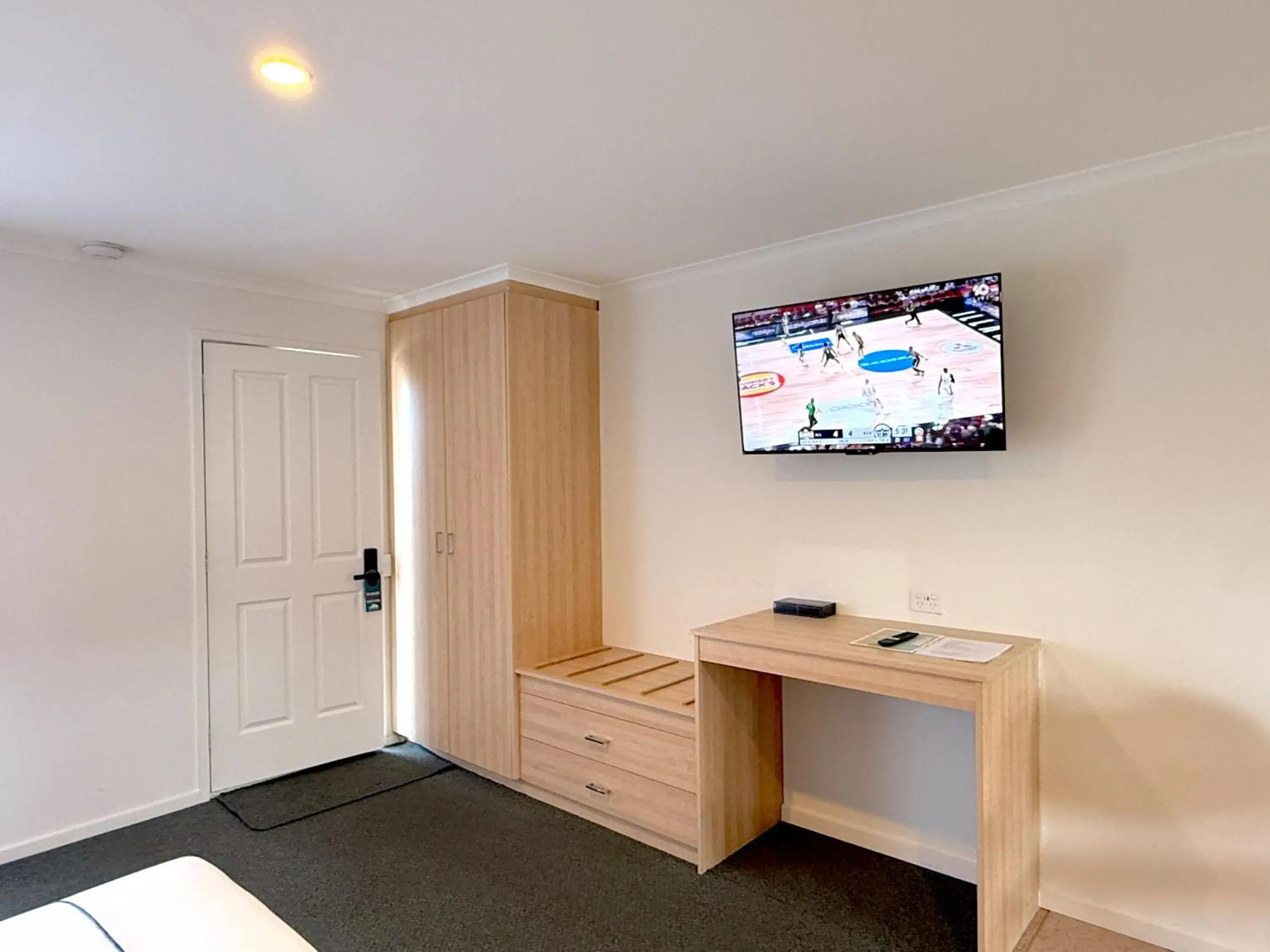 TV and multimedia, Bed in Beachcomber Motel & Apartments Apollo Bay TV and multimedia, Bed in Beachcomber Motel & Apartments Apollo Bay