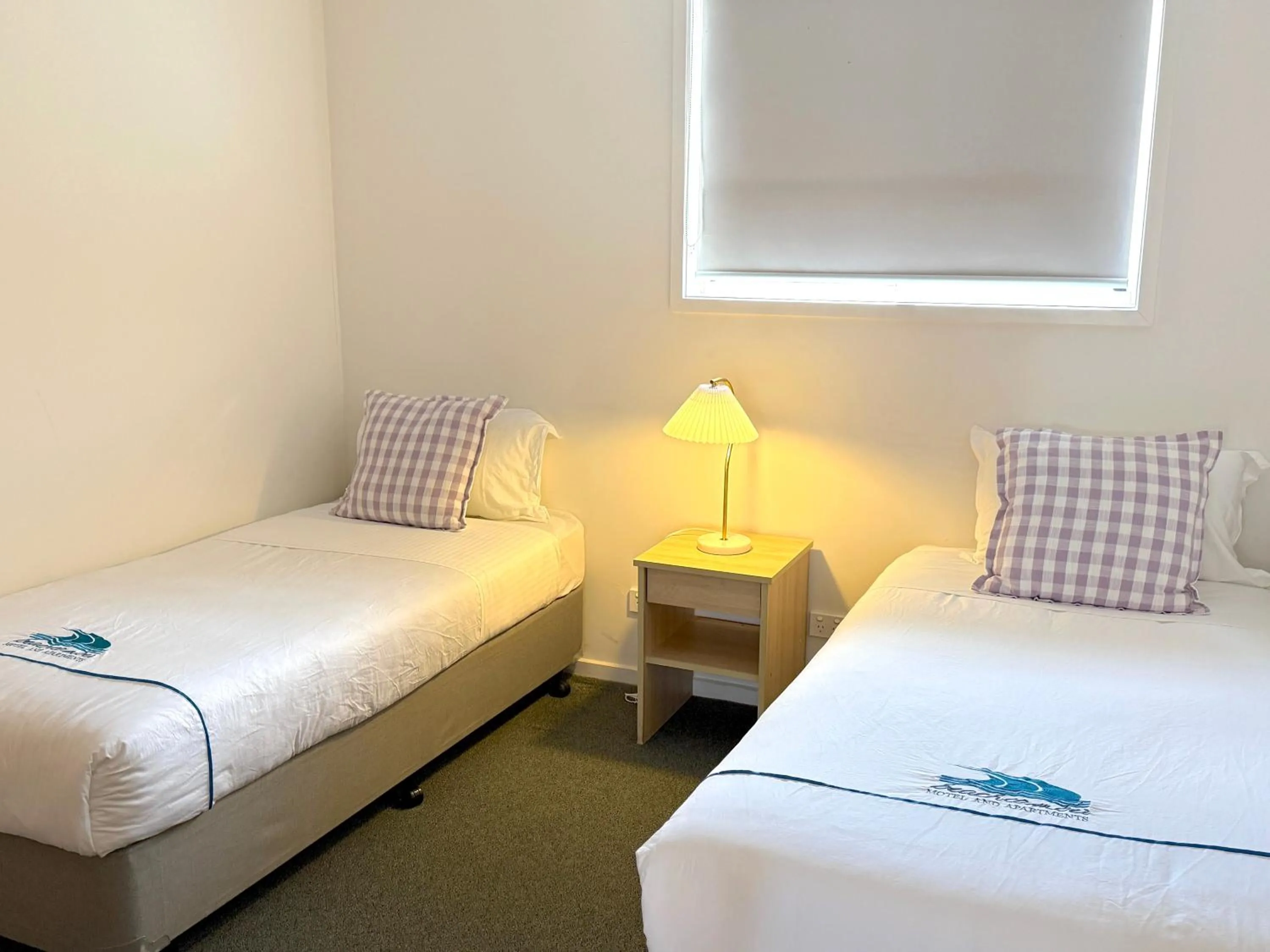 Bedroom, Bed in Beachcomber Motel & Apartments