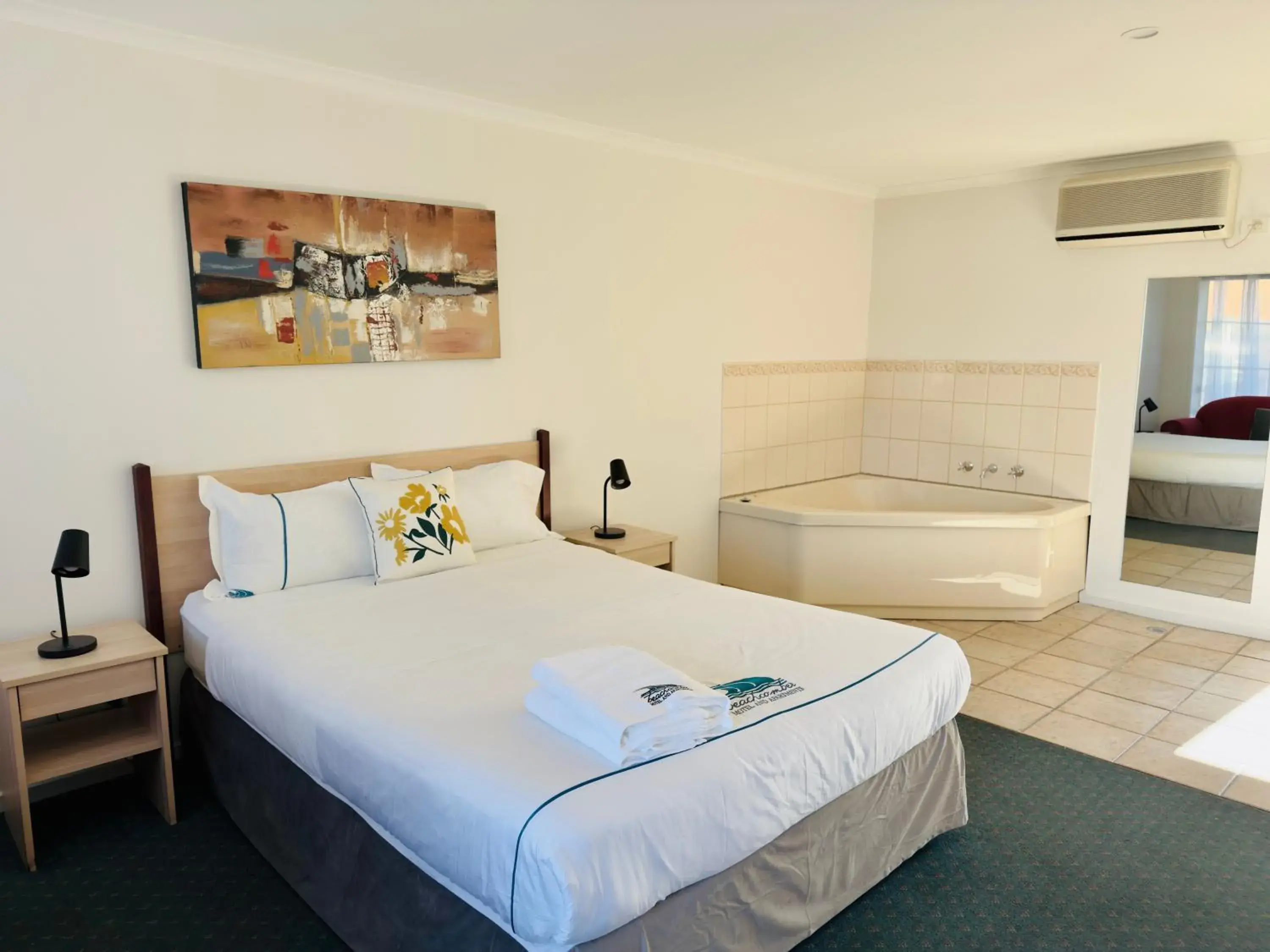 Bed in Beachcomber Motel & Apartments Bed in Beachcomber Motel & Apartments