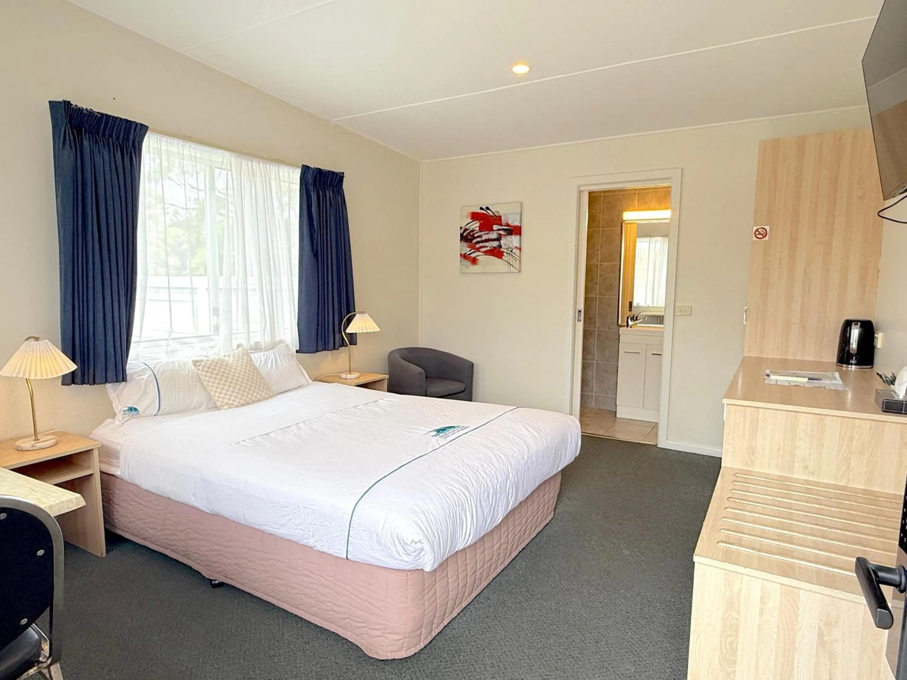 Bedroom, Bed in Beachcomber Motel & Apartments