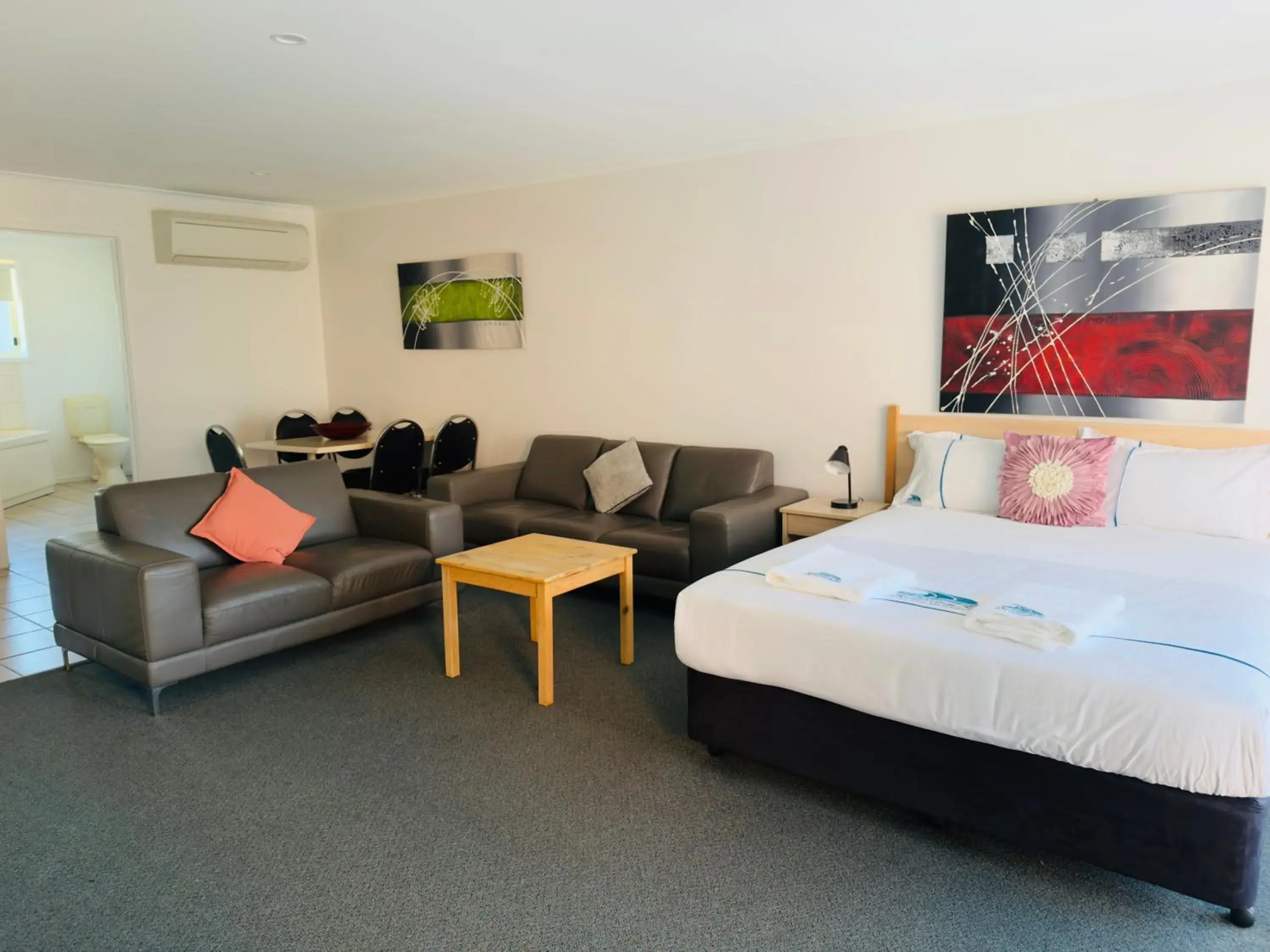 Bed in Beachcomber Motel & Apartments Bed in Beachcomber Motel & Apartments