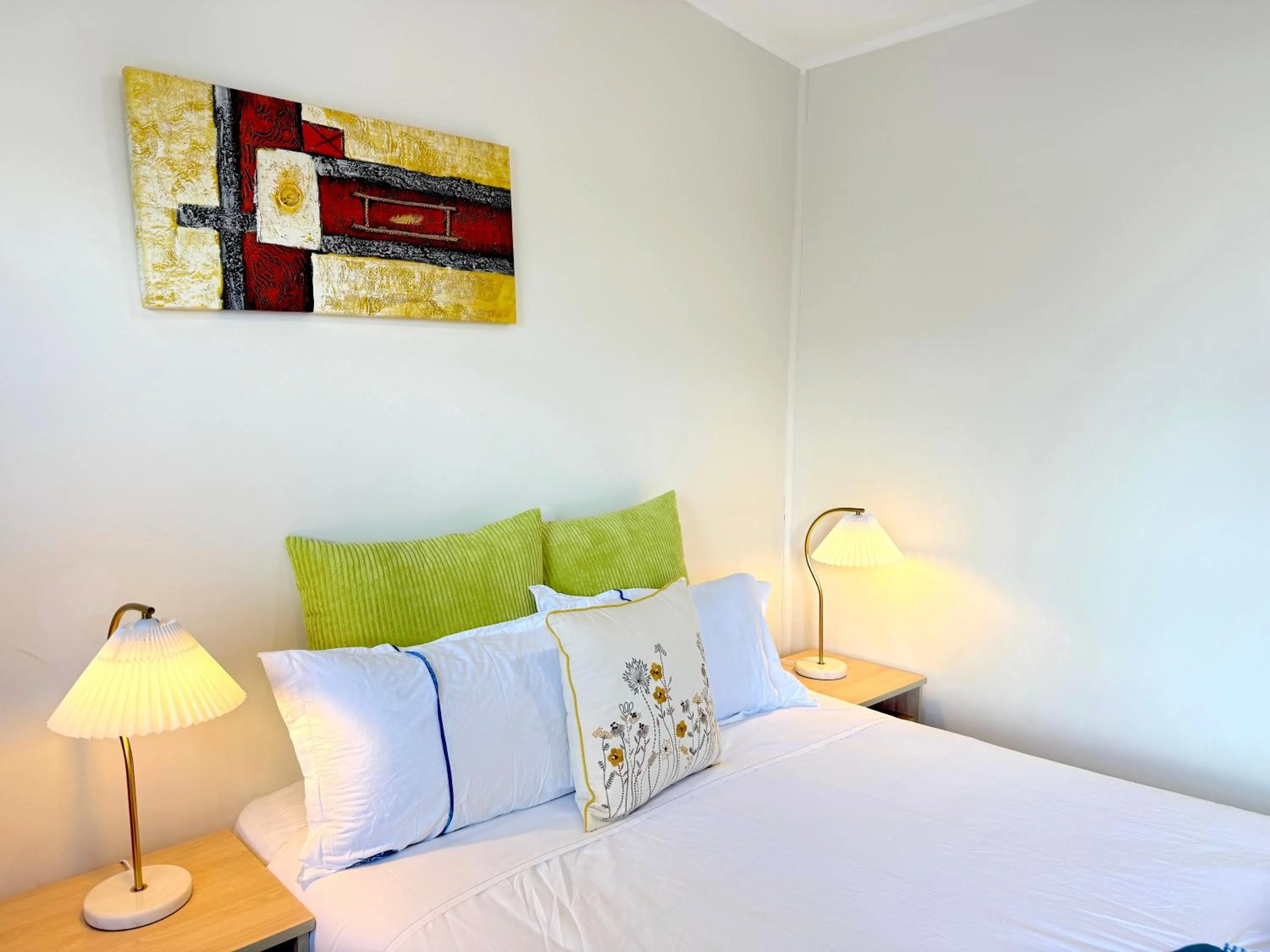 Bed in Beachcomber Motel & Apartments