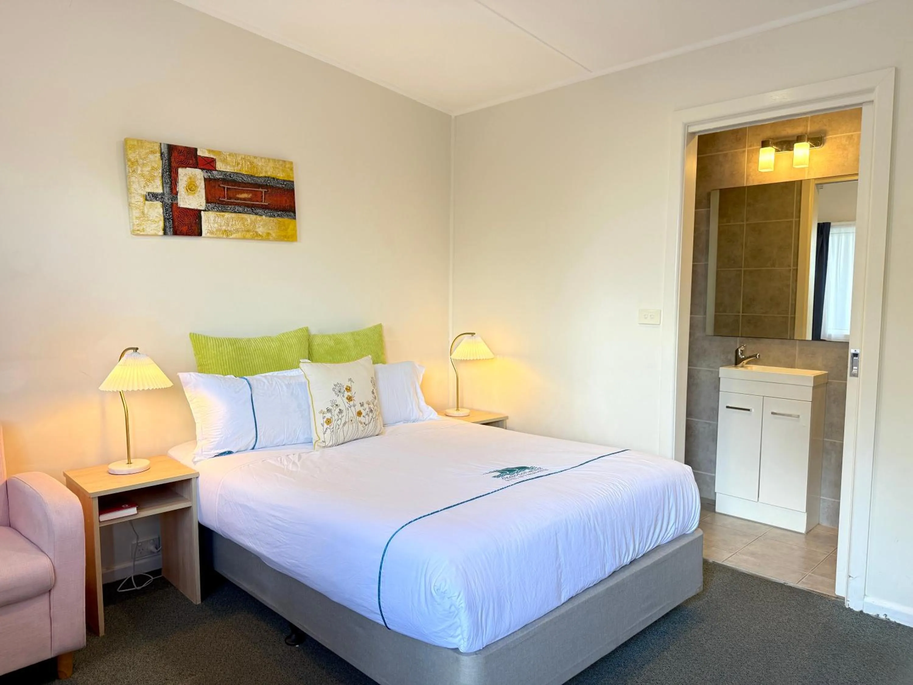 Bedroom, Bed in Beachcomber Motel & Apartments