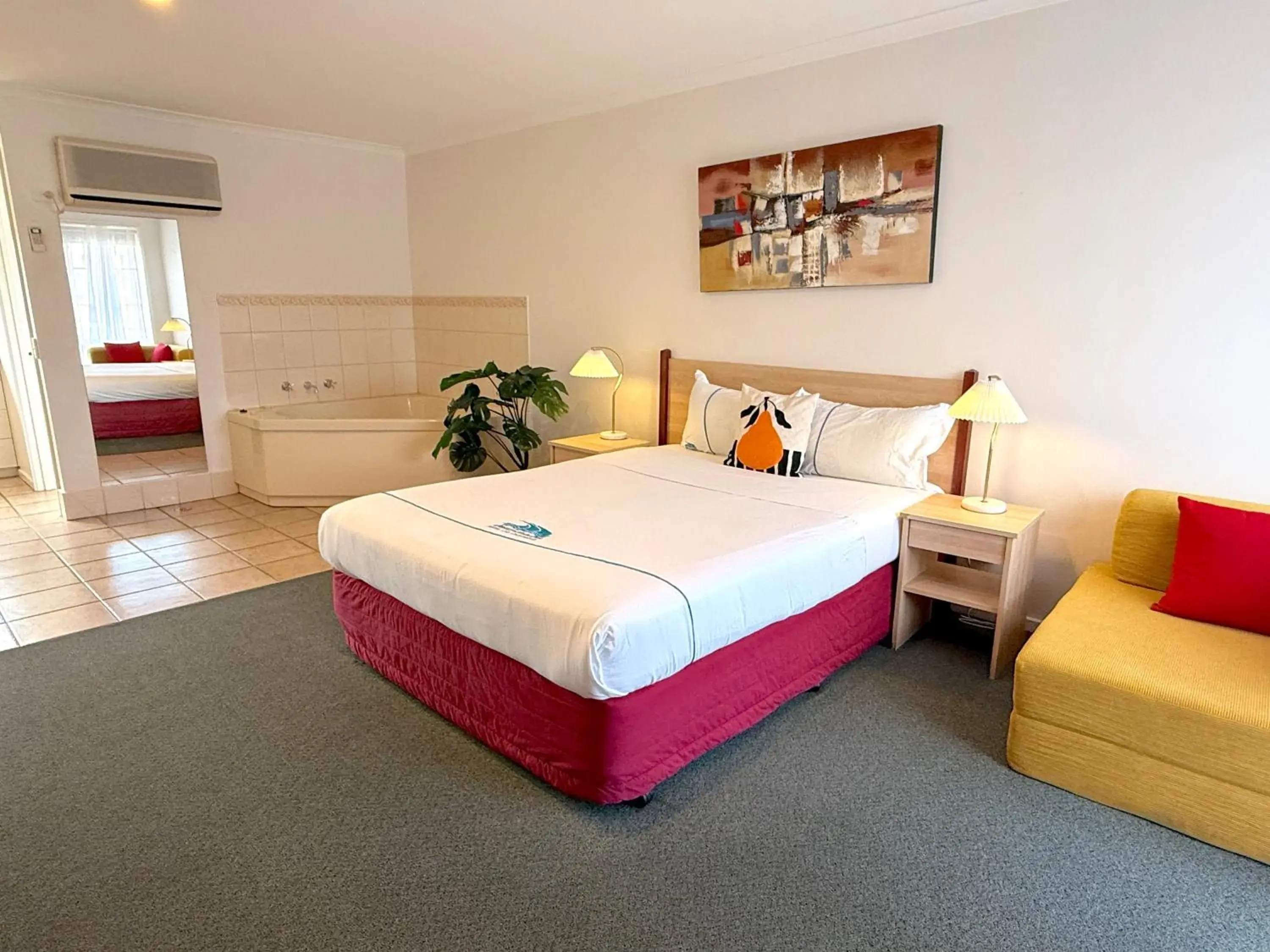 Property building, Bed in Beachcomber Motel & Apartments Property building, Bed in Beachcomber Motel & Apartments