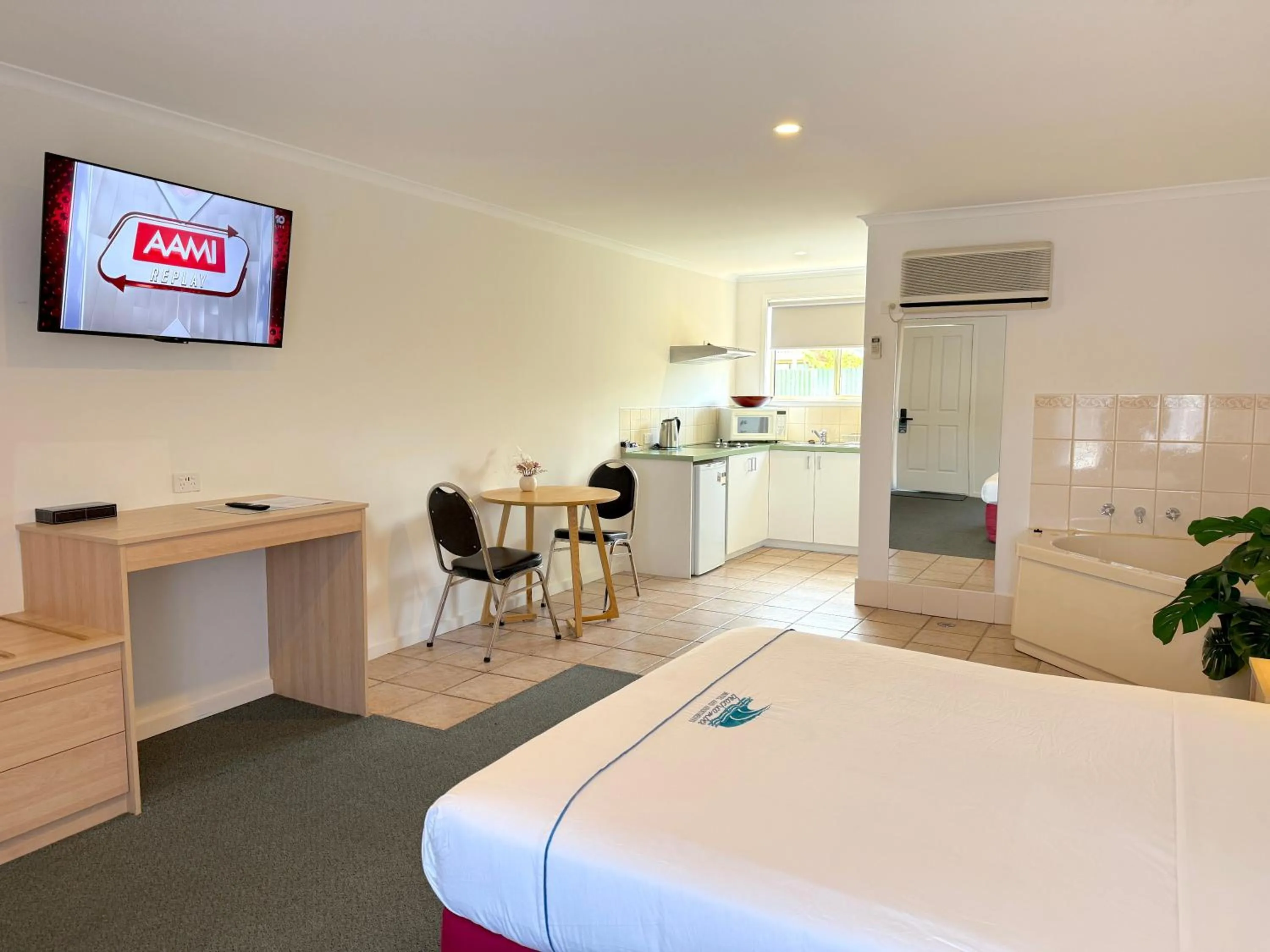 Photo of the whole room, Bed in Beachcomber Motel & Apartments