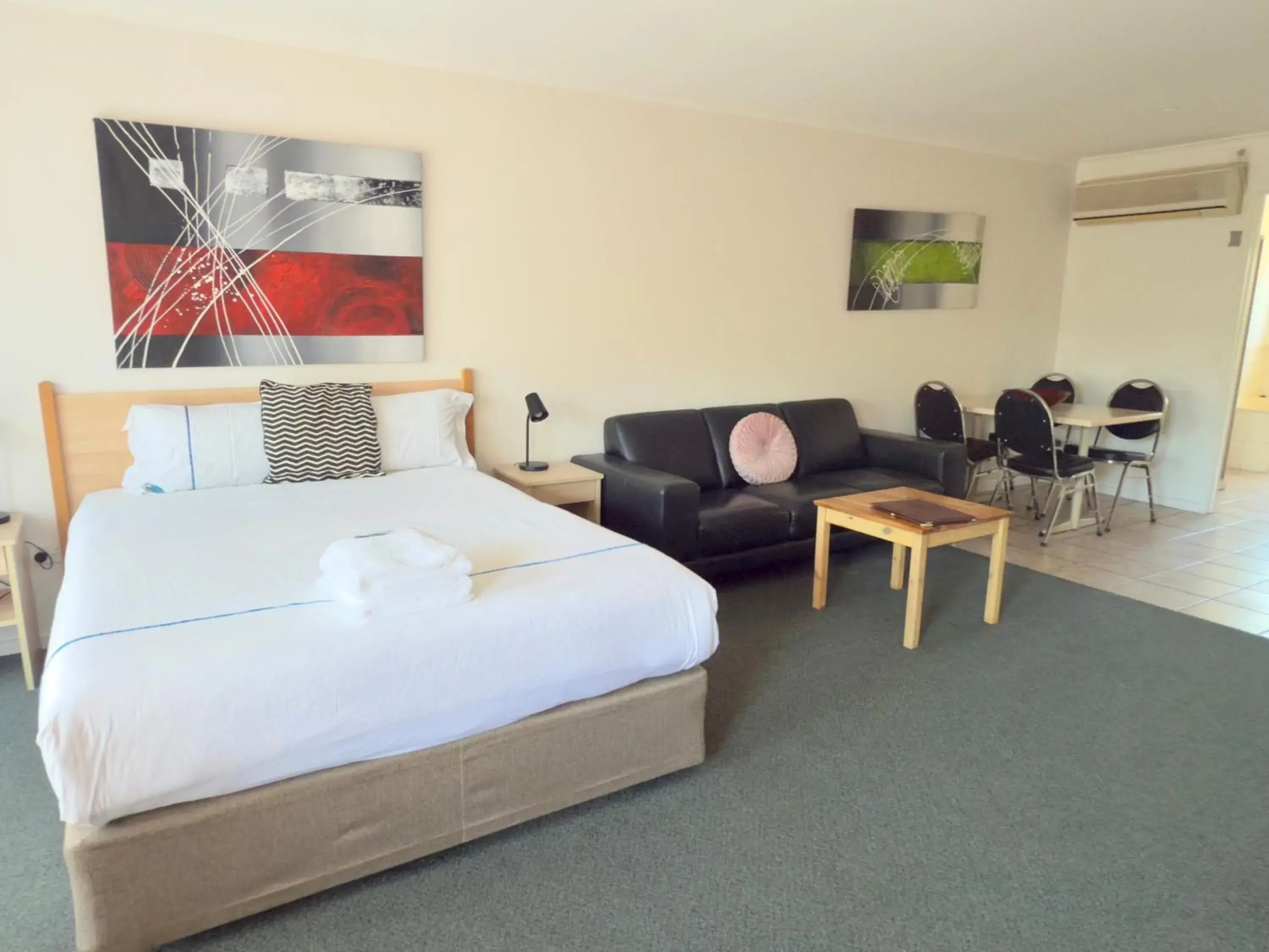 Bed in Beachcomber Motel & Apartments Bed in Beachcomber Motel & Apartments