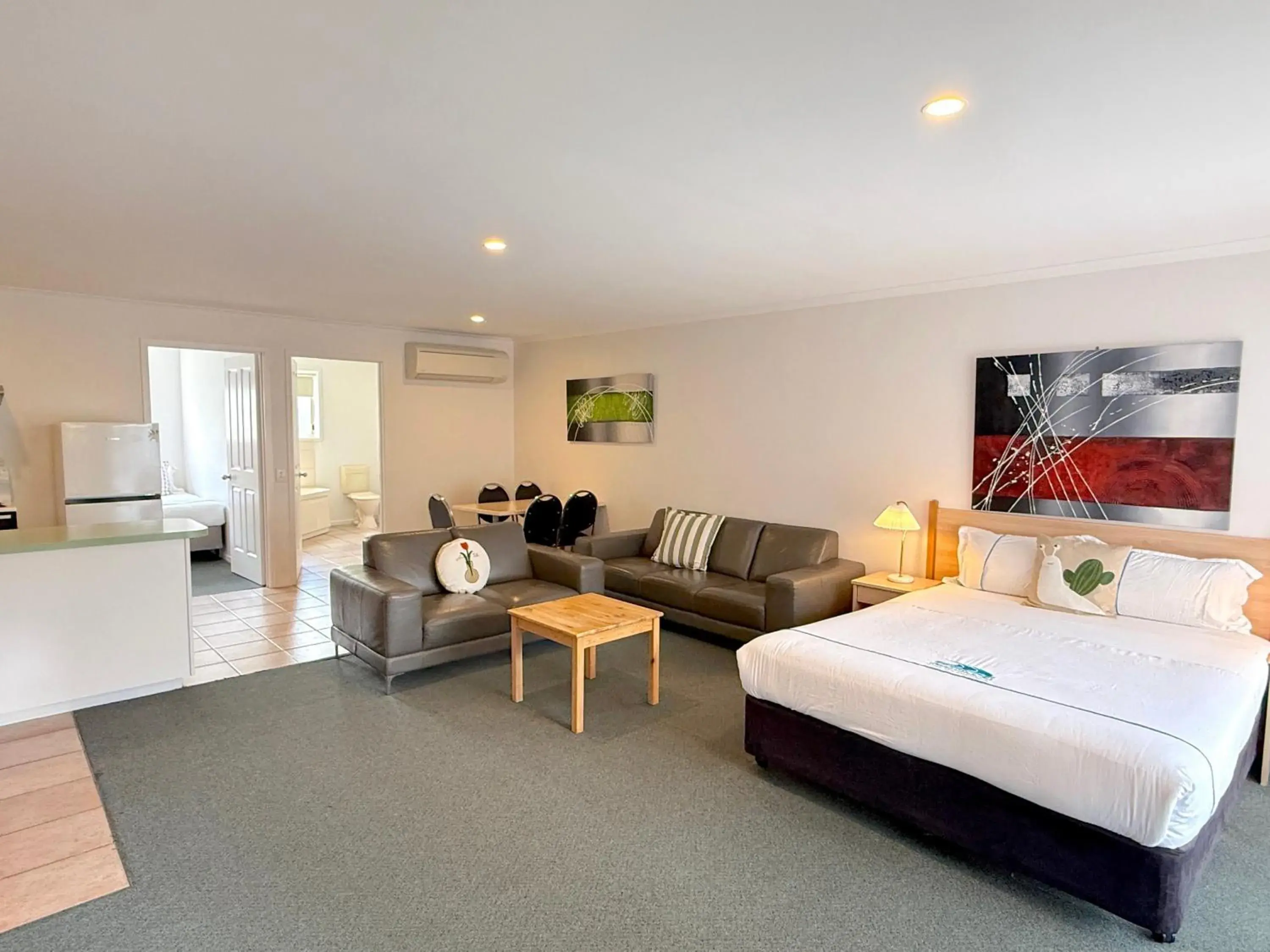 Photo of the whole room, Bed in Beachcomber Motel & Apartments Photo of the whole room, Bed in Beachcomber Motel & Apartments