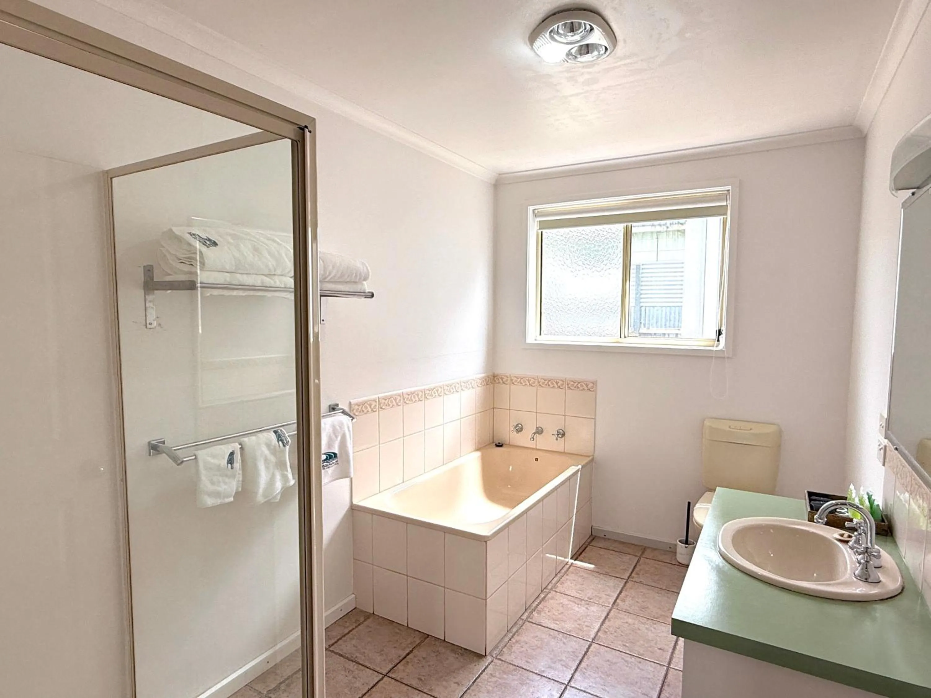 Bathroom in Beachcomber Motel & Apartments