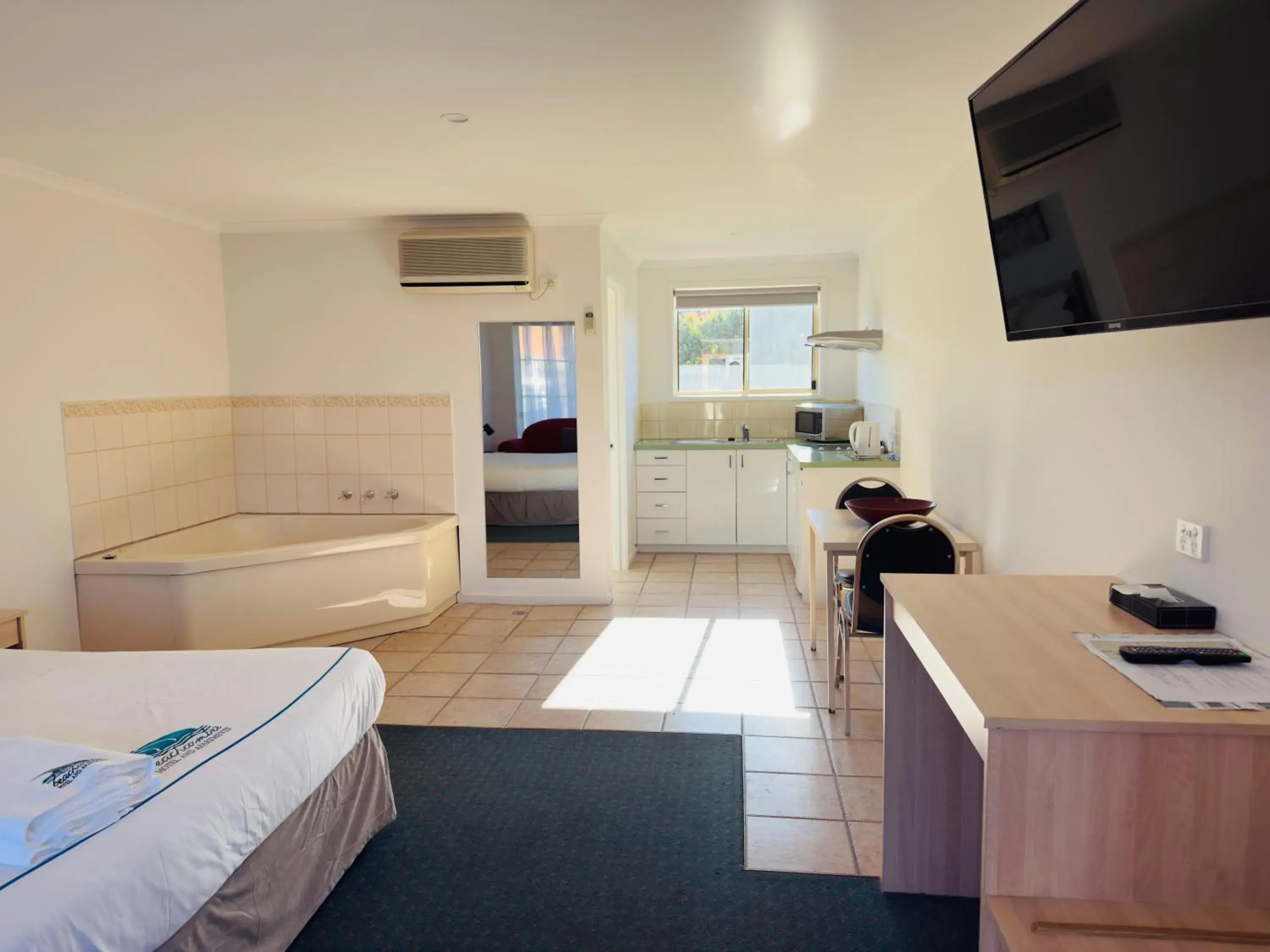 Bedroom, Bed in Beachcomber Motel & Apartments Bedroom, Bed in Beachcomber Motel & Apartments