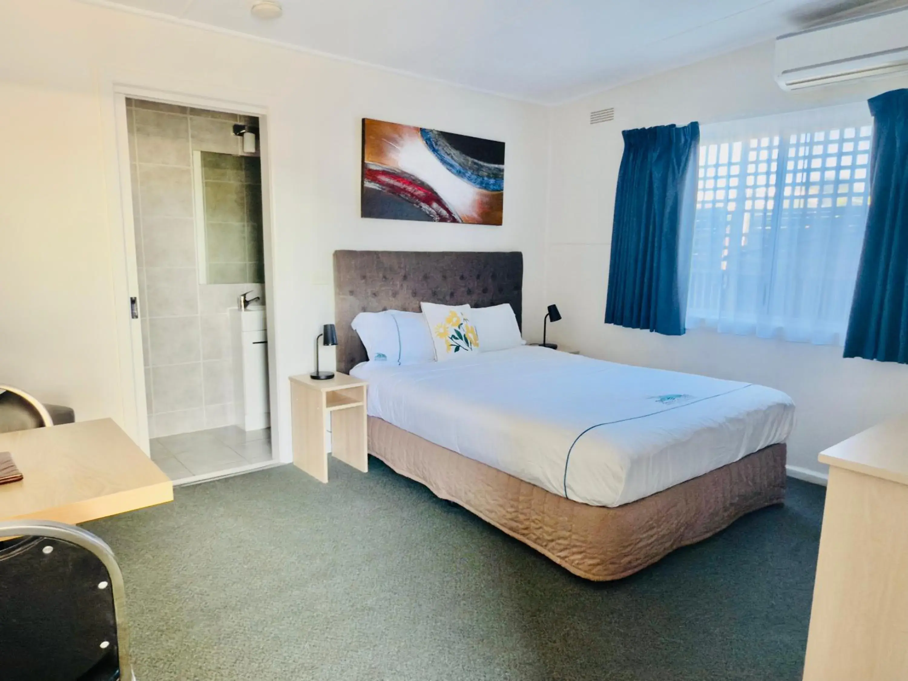 Property building, Bed in Beachcomber Motel & Apartments Property building, Bed in Beachcomber Motel & Apartments