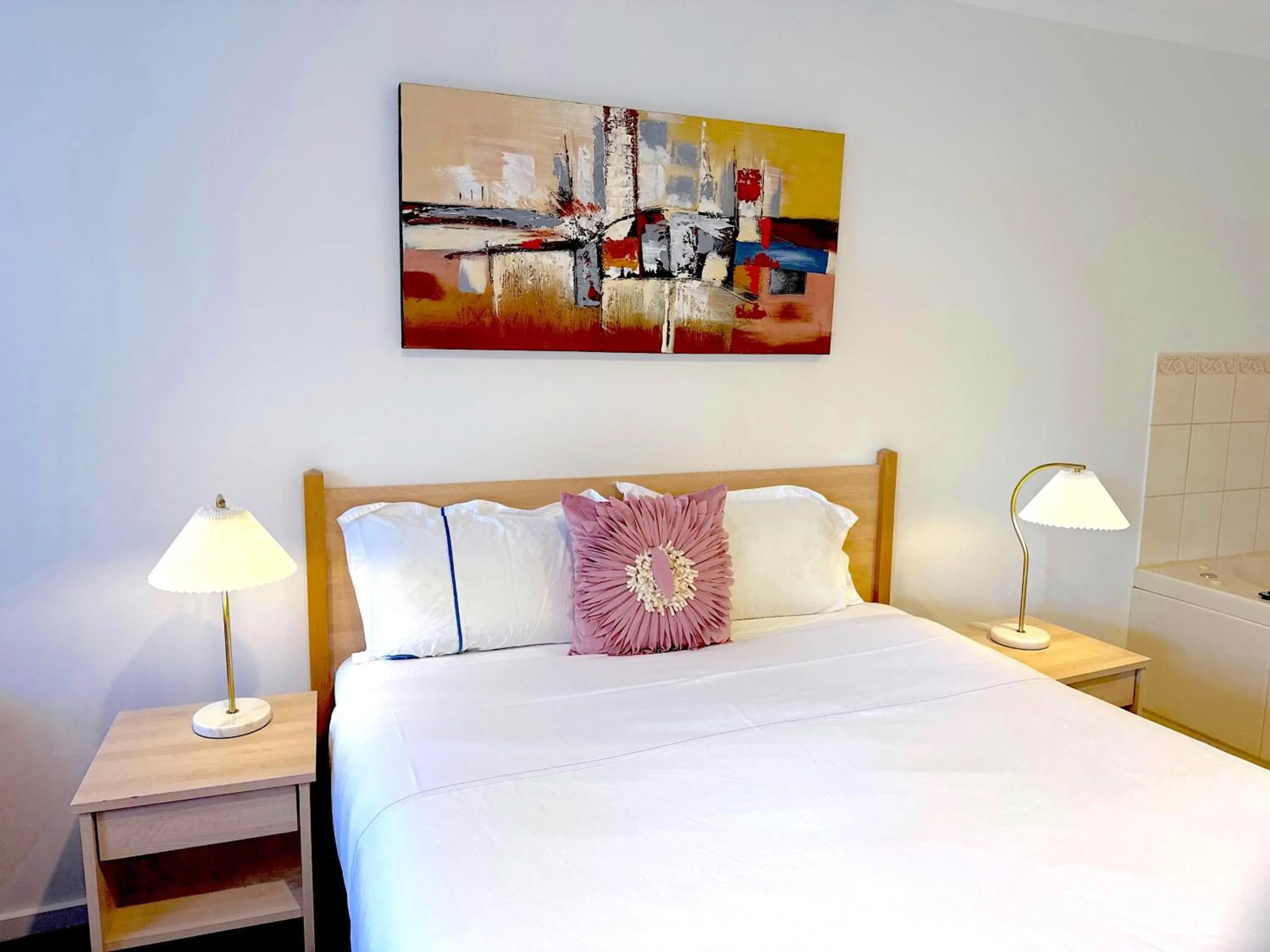 Bed in Beachcomber Motel & Apartments