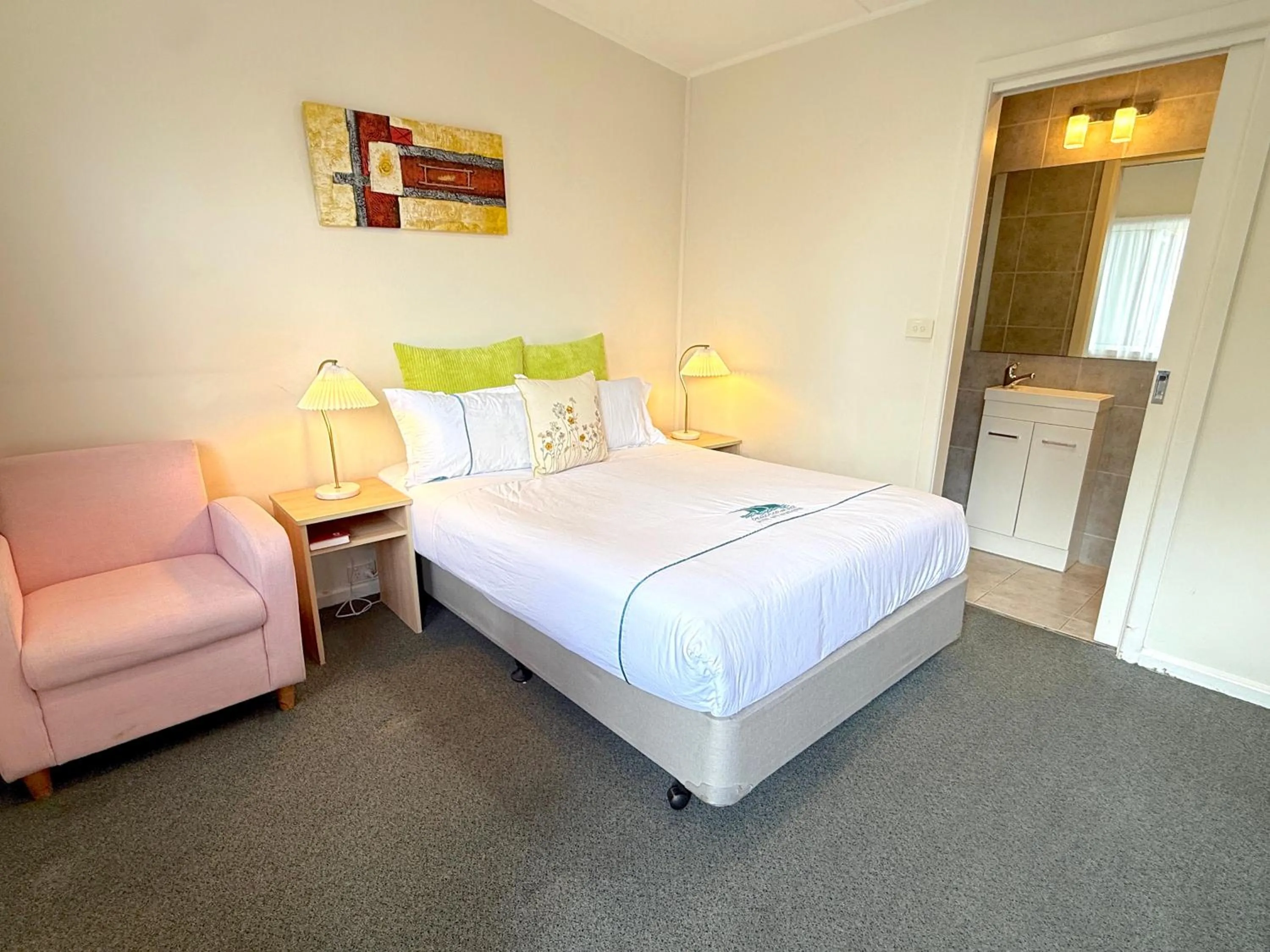 Area and facilities, Bed in Beachcomber Motel & Apartments