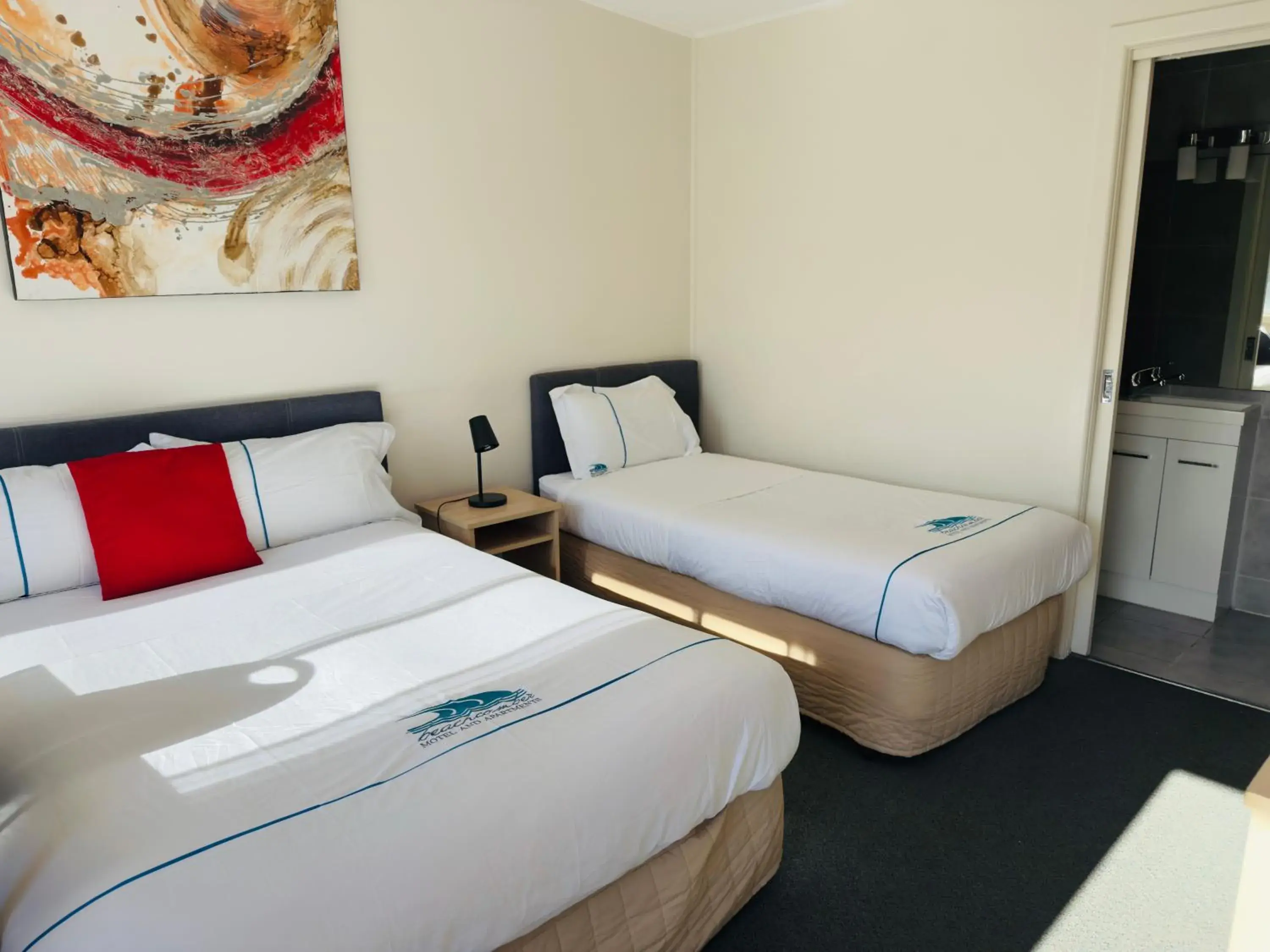 Bed in Beachcomber Motel & Apartments Bed in Beachcomber Motel & Apartments