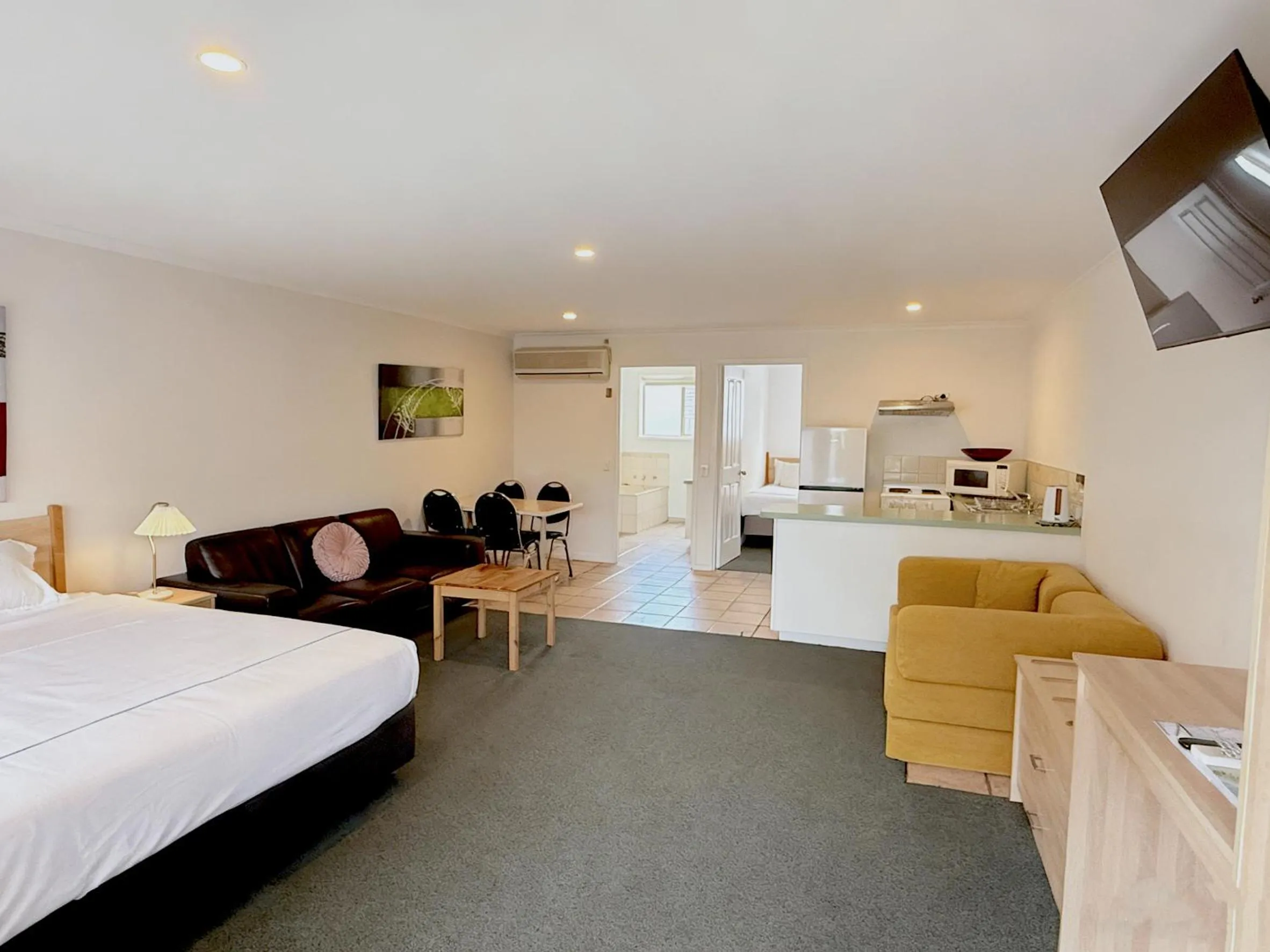 Photo of the whole room, Bed in Beachcomber Motel & Apartments