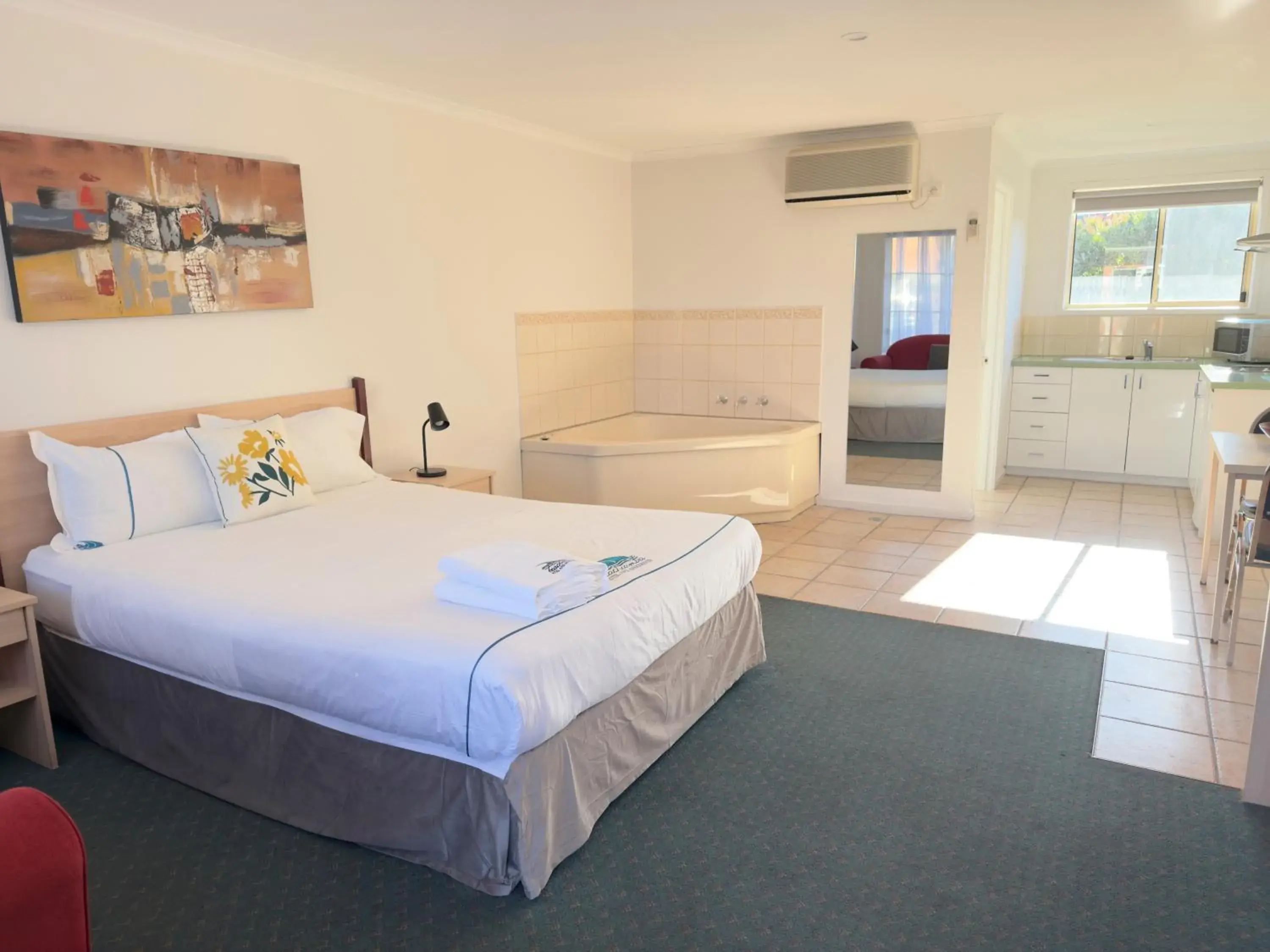 Bed in Beachcomber Motel & Apartments Bed in Beachcomber Motel & Apartments