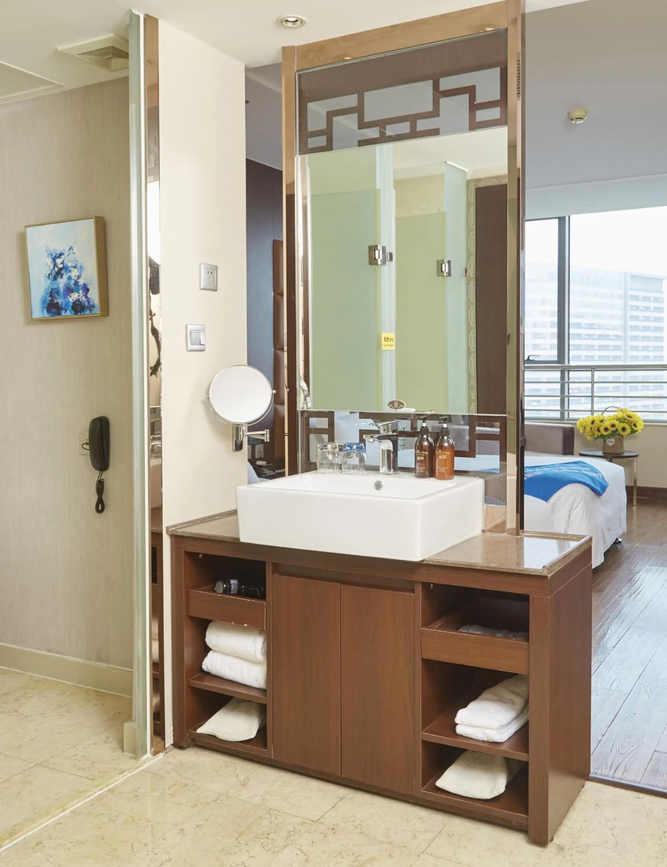 Bed in Beijing Sunflower Hotel--Beijing Universal Studios Resort