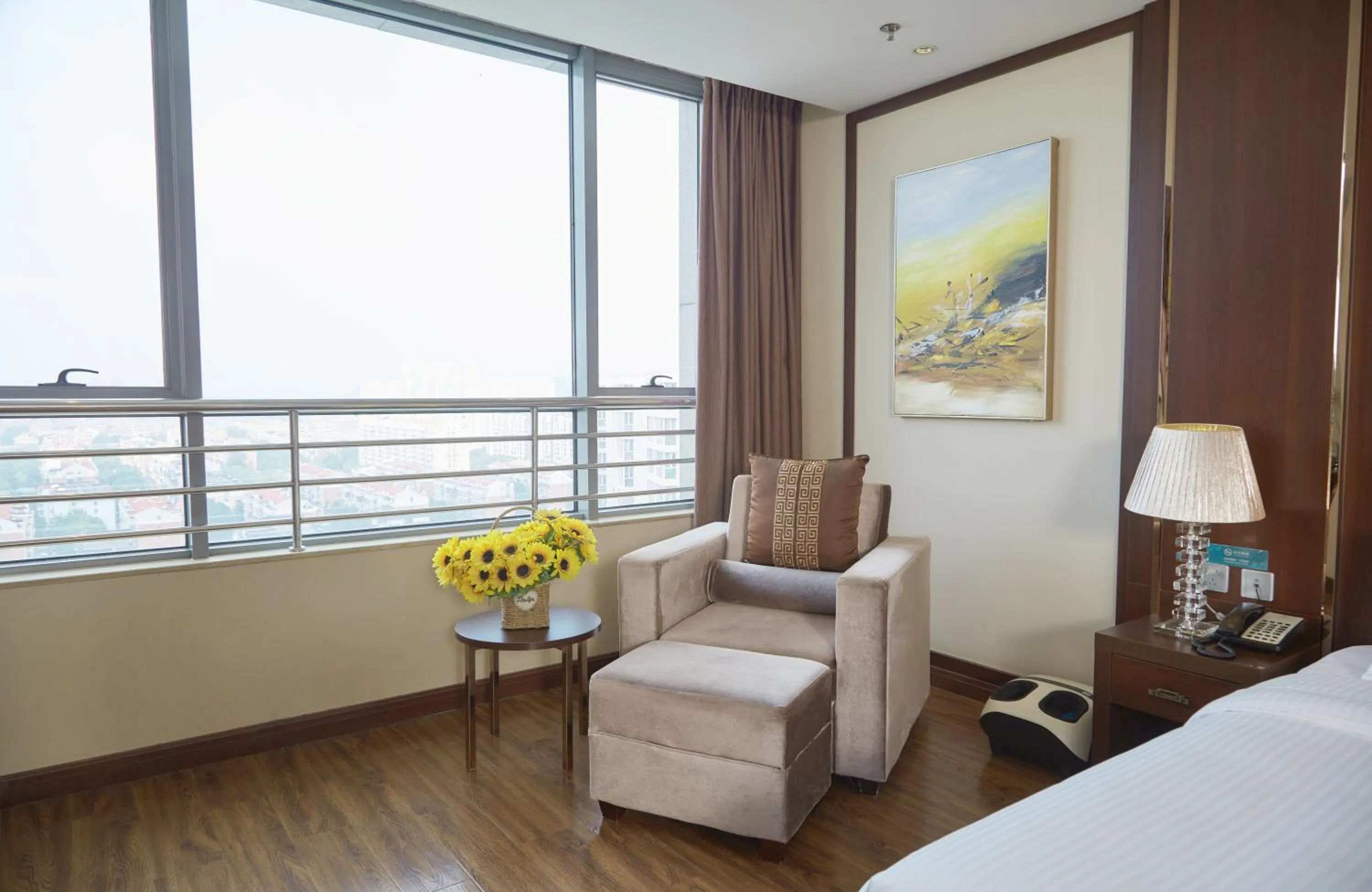 Bed in Beijing Sunflower Hotel--Beijing Universal Studios Resort