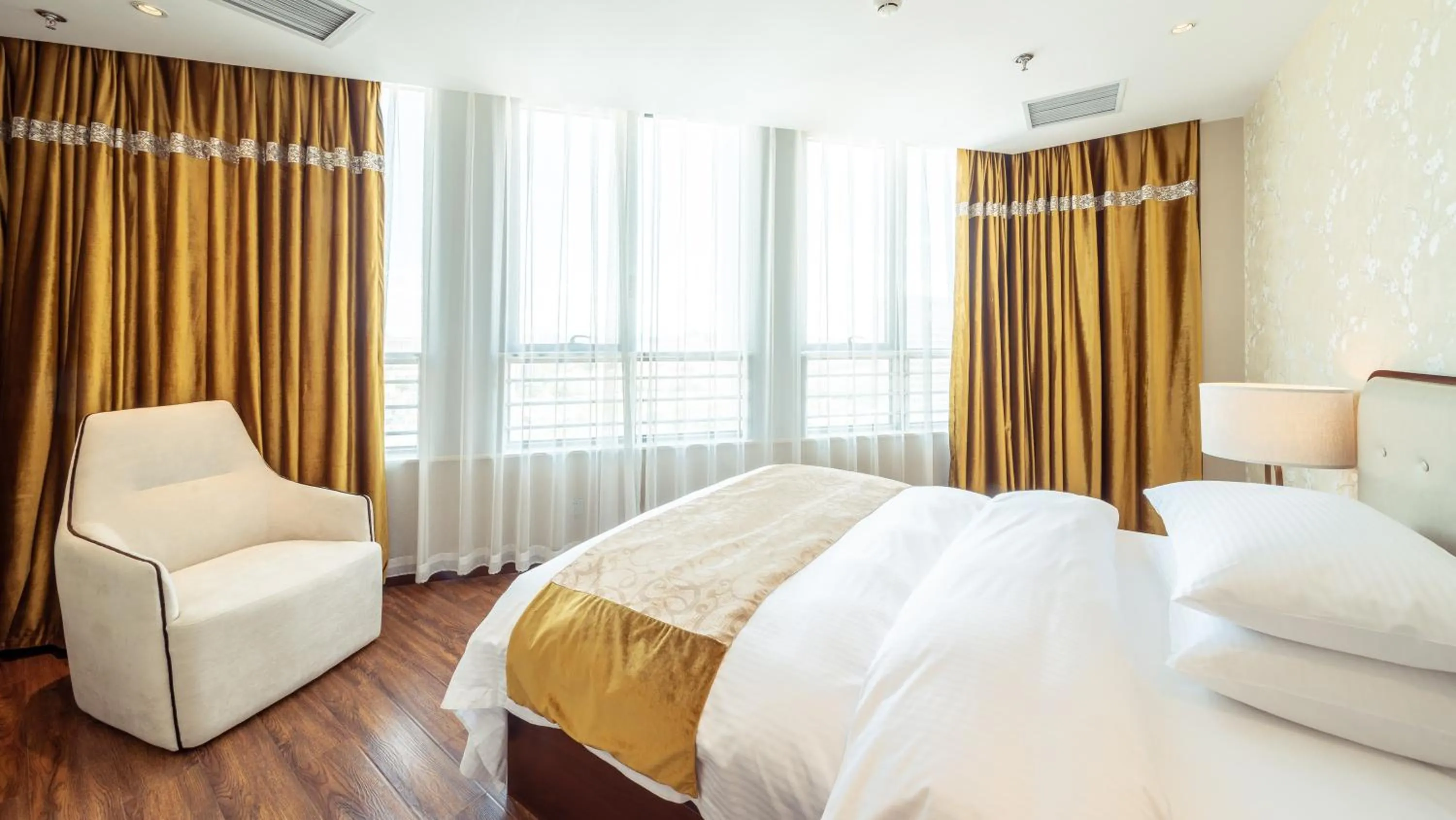 Bed in Beijing Sunflower Hotel--Beijing Universal Studios Resort