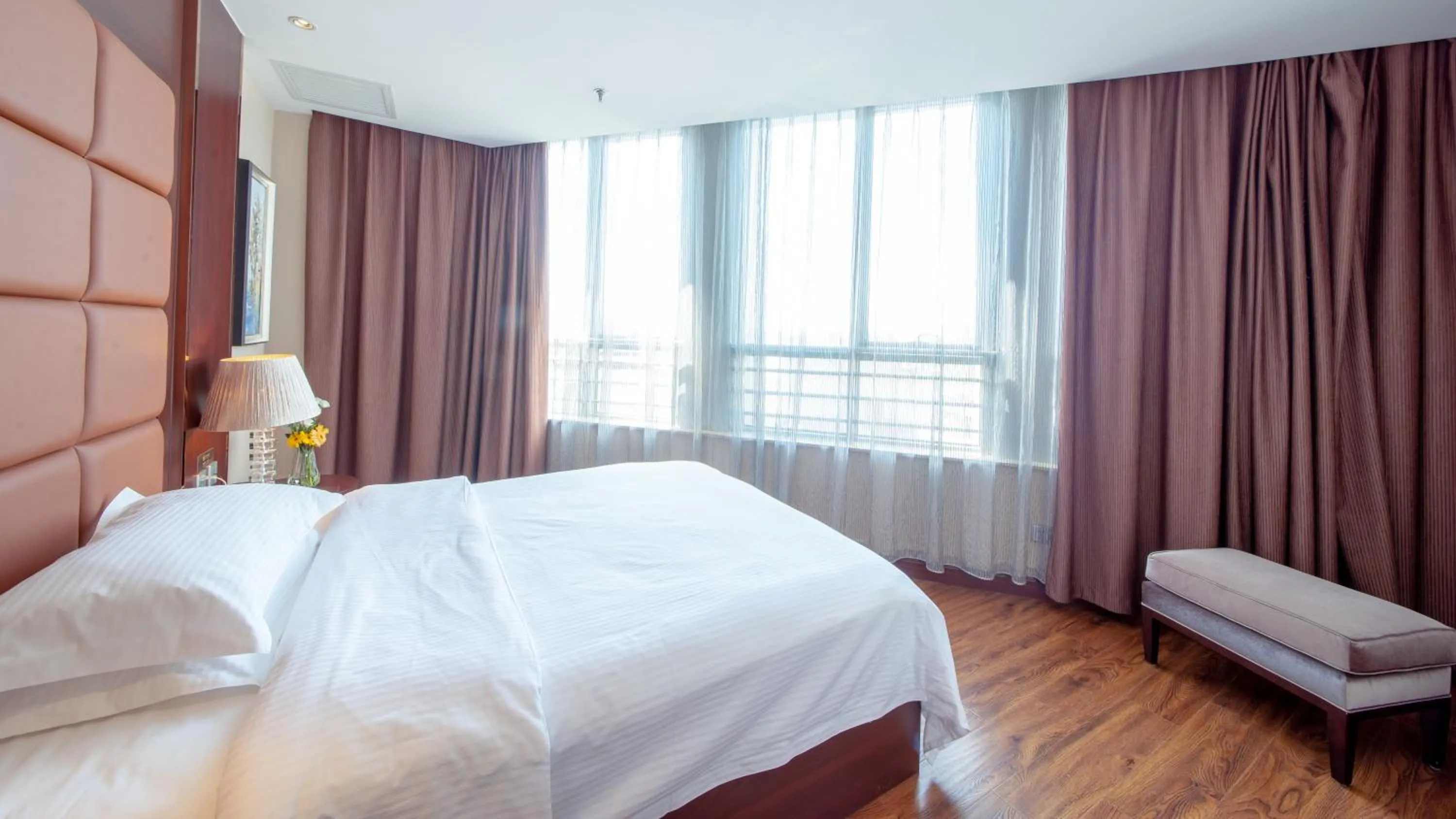 Bed in Beijing Sunflower Hotel--Beijing Universal Studios Resort