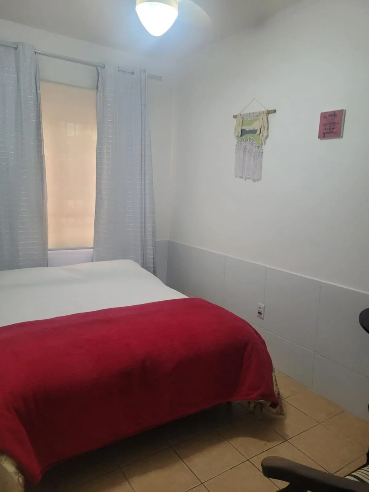 Photo of the whole room, Bed in casa das flores