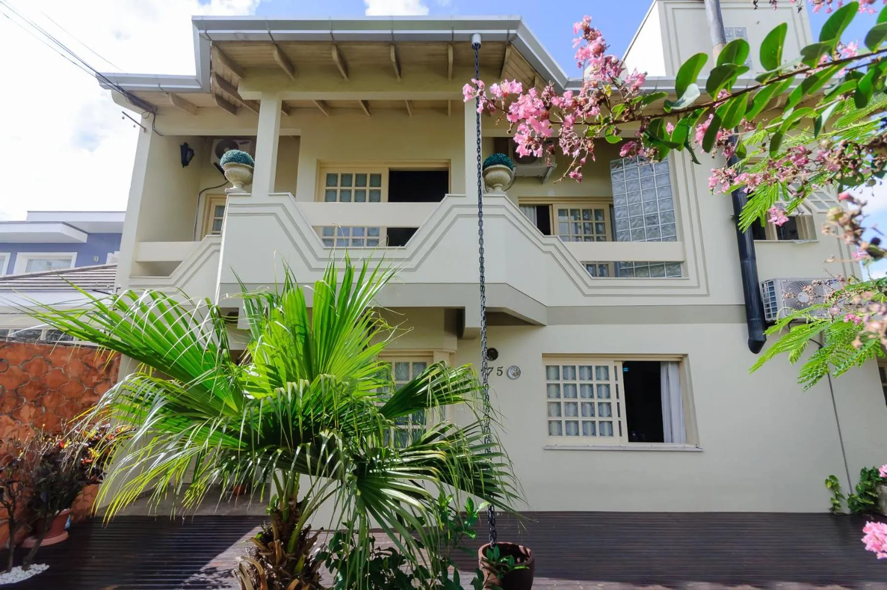 Property building in casa das flores