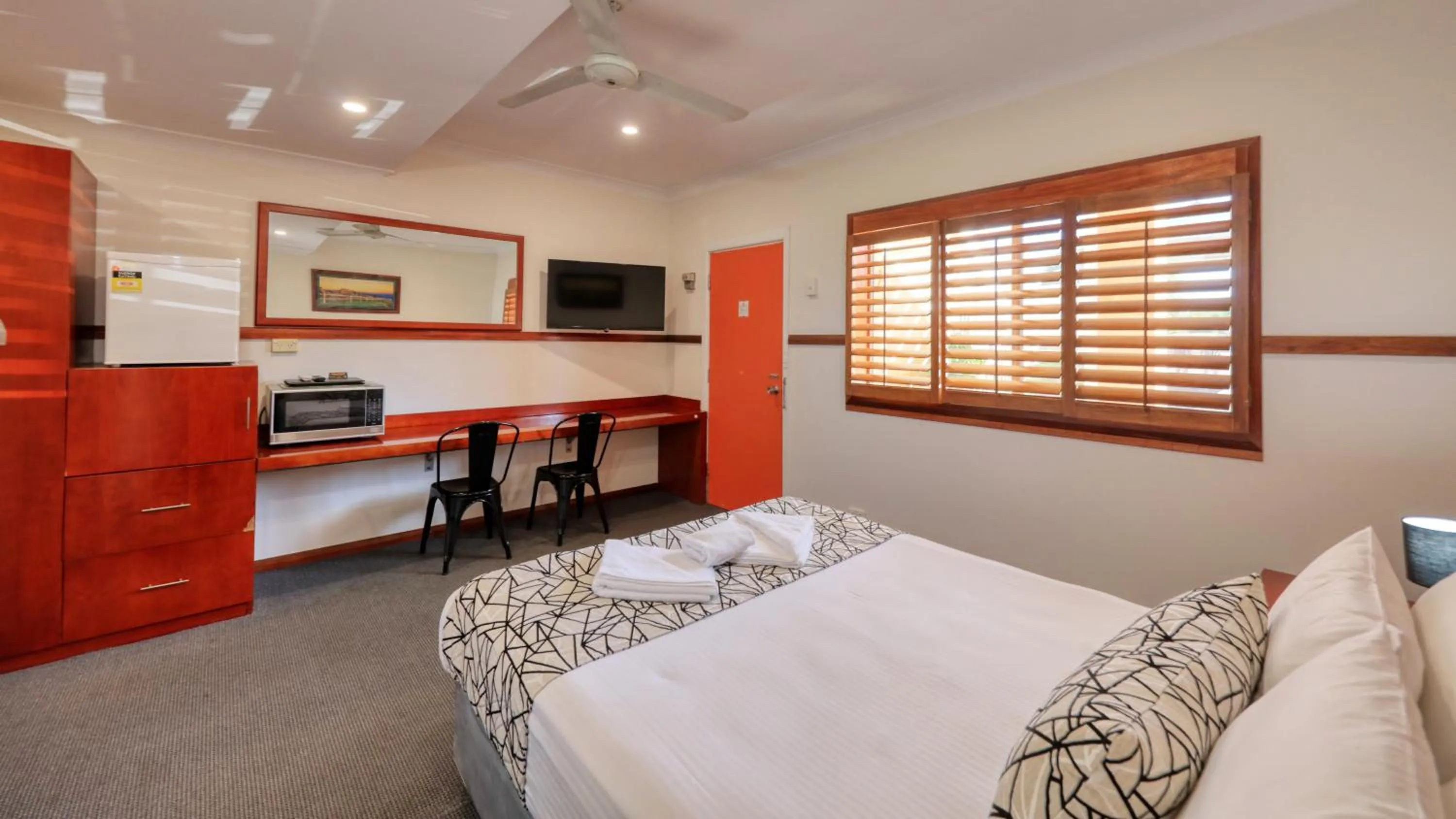 Bed in Across Country Motor Inn