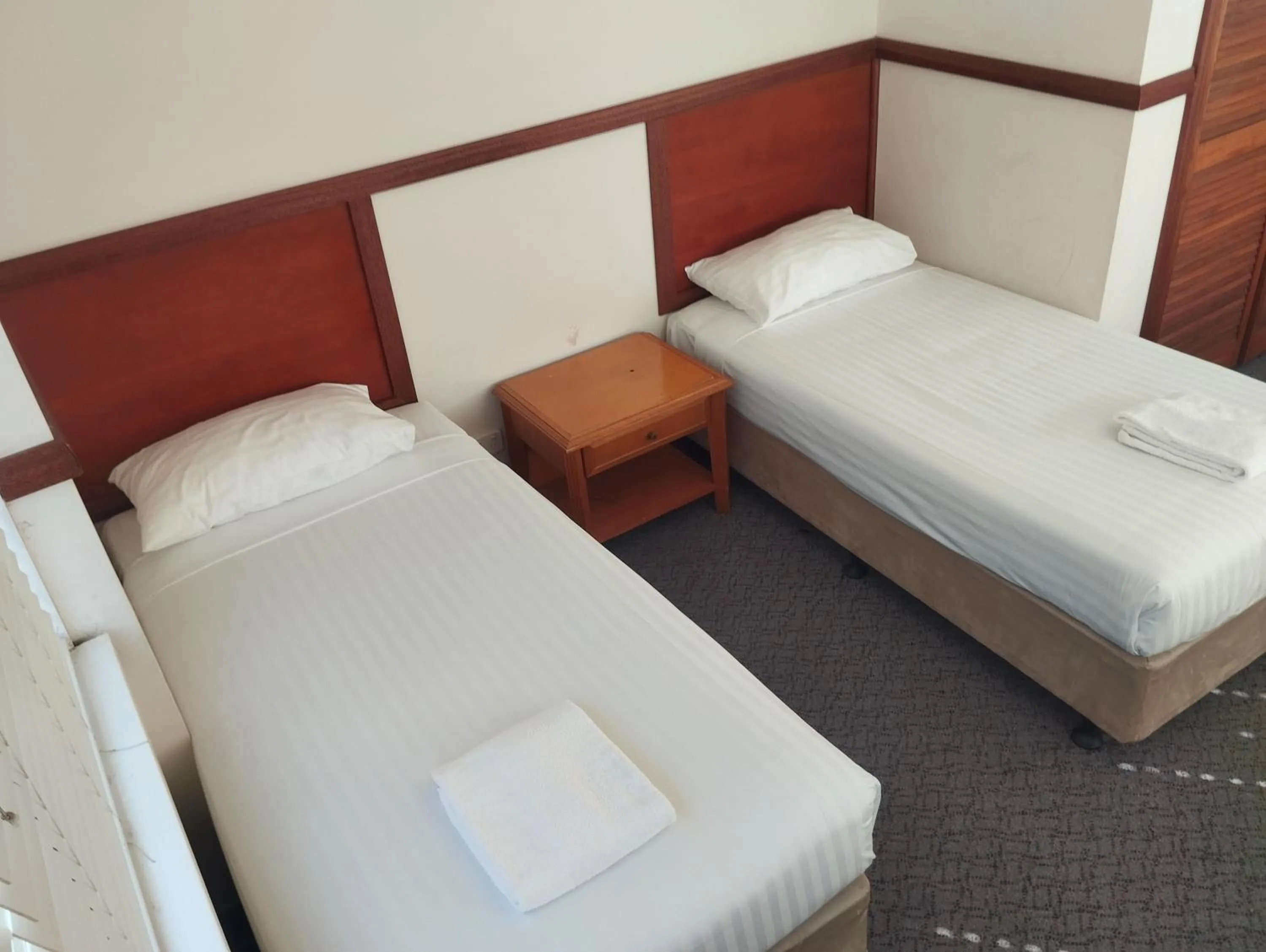 Bed in Across Country Motor Inn