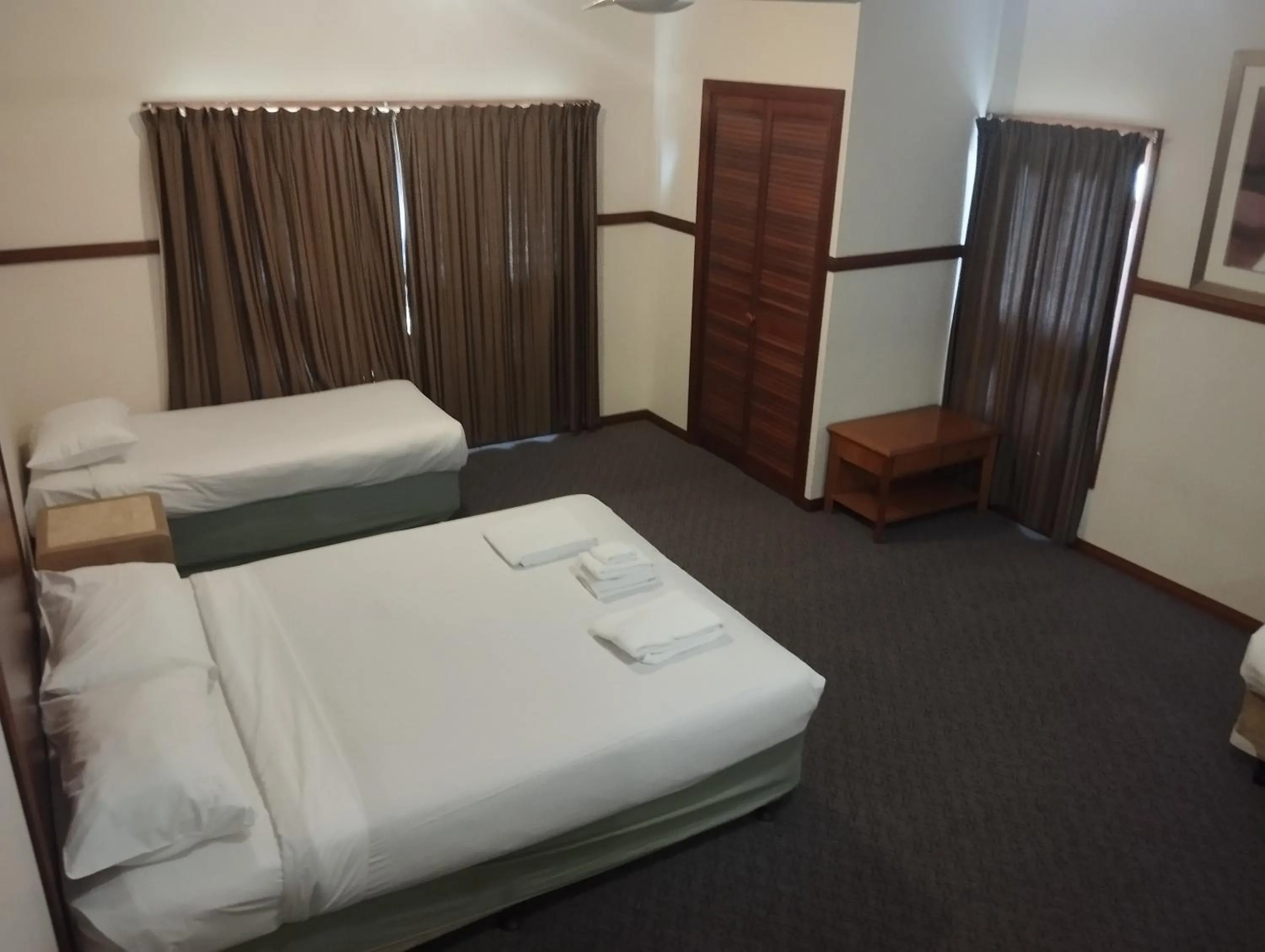 Bed in Across Country Motor Inn