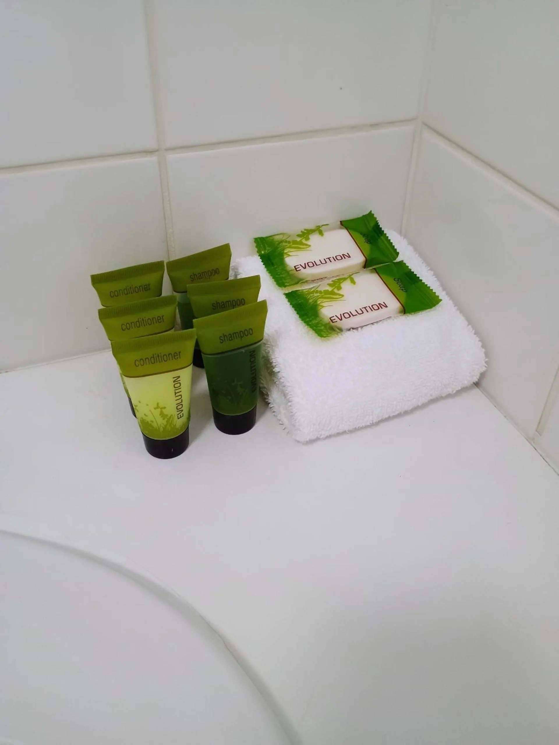 Bed in Across Country Motor Inn