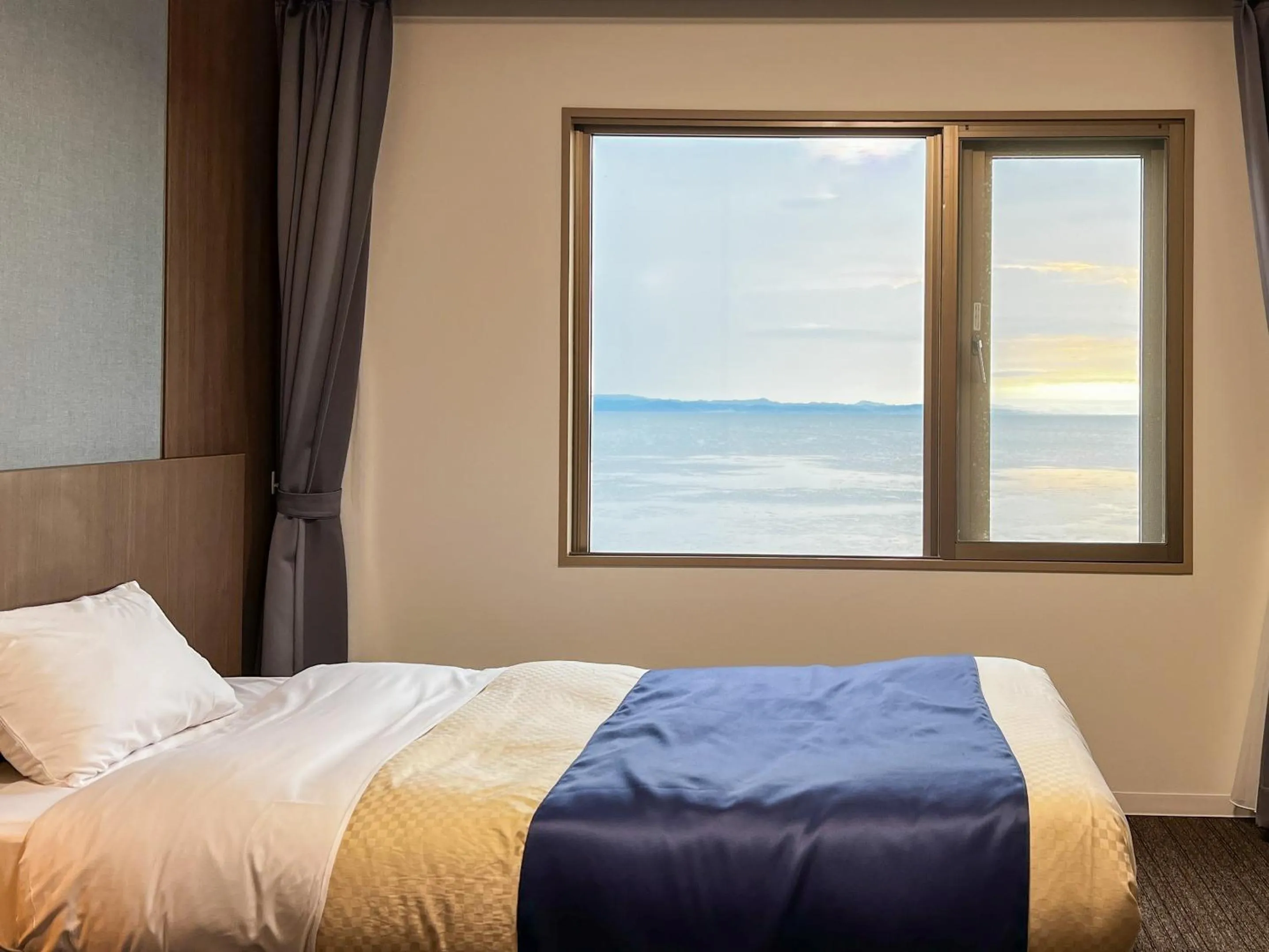 Lake view, Bed in Lake Saroma Tsuruga Resort