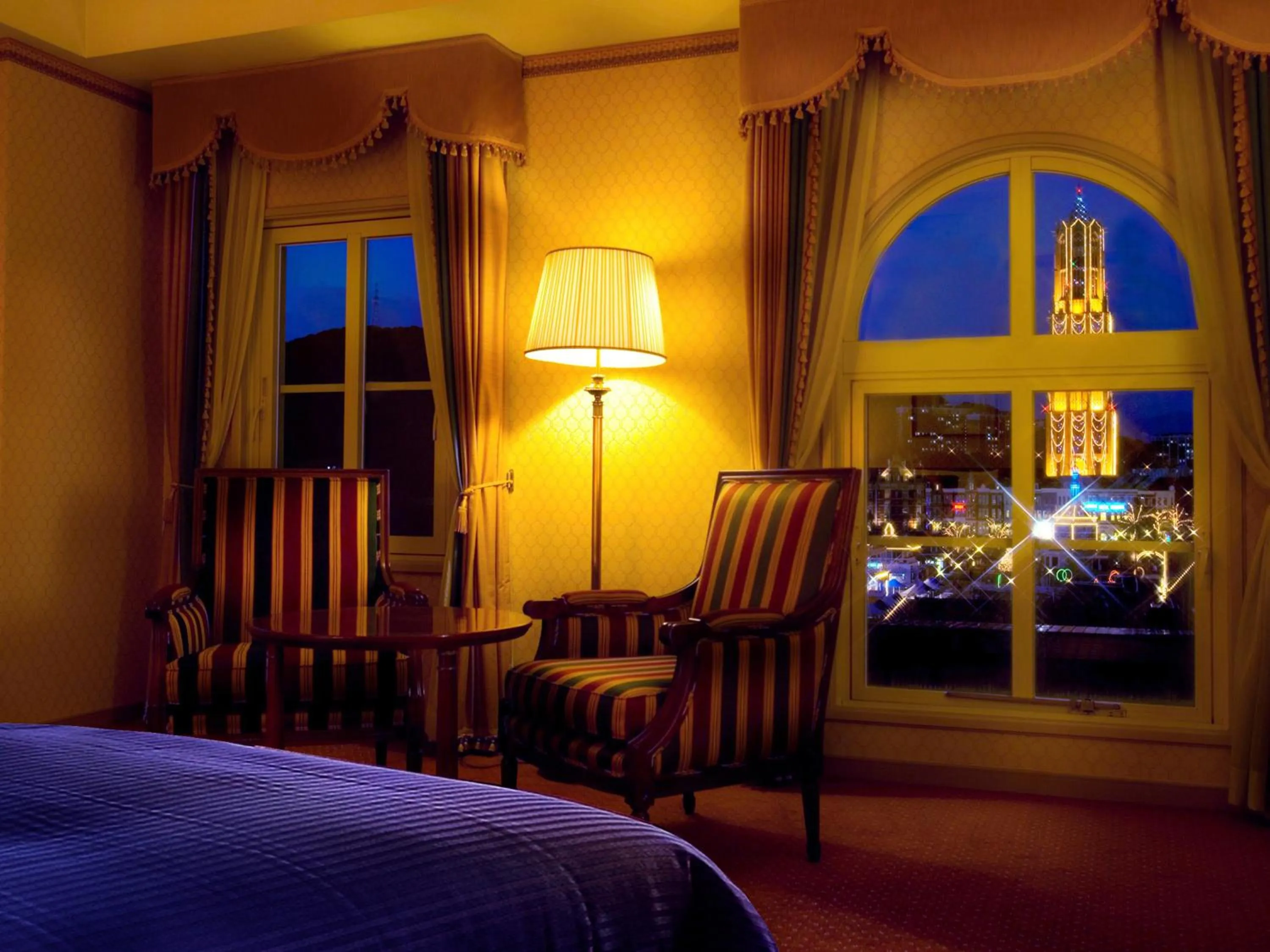 View (from property/room), Bed in Hotel Den Haag Huis Ten Bosch