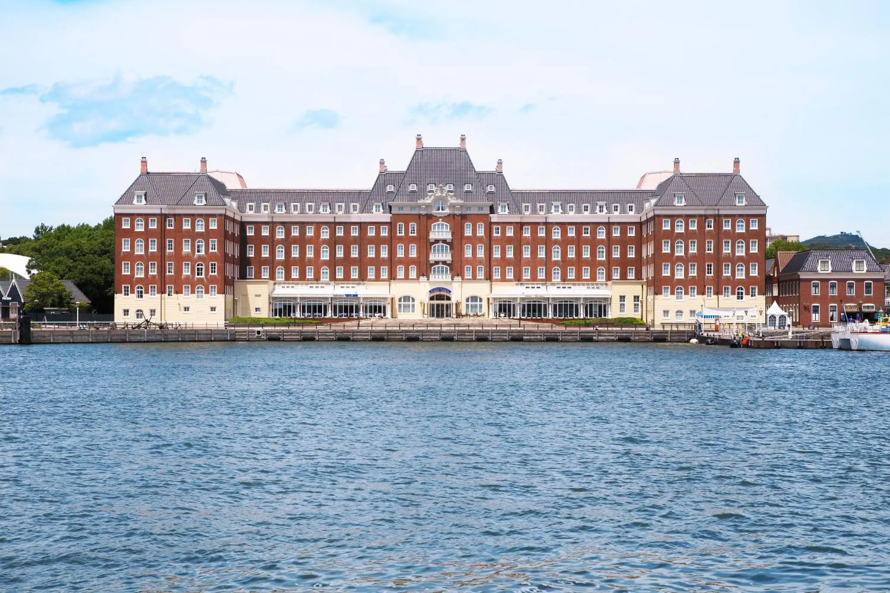 Property building in Hotel Den Haag Huis Ten Bosch Property building in Hotel Den Haag Huis Ten Bosch