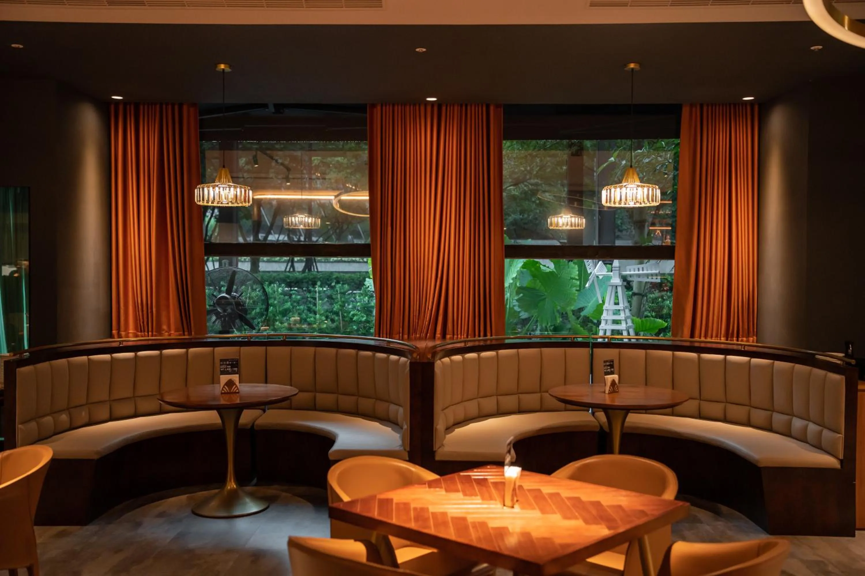 Restaurant/places to eat in Home Hotel