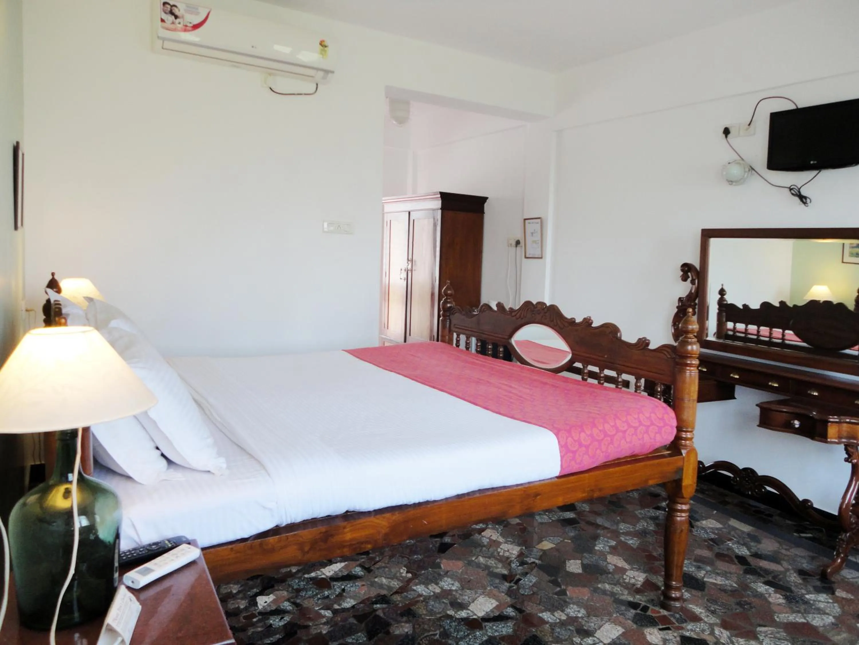Bed in WelcomHeritage Panjim Inn