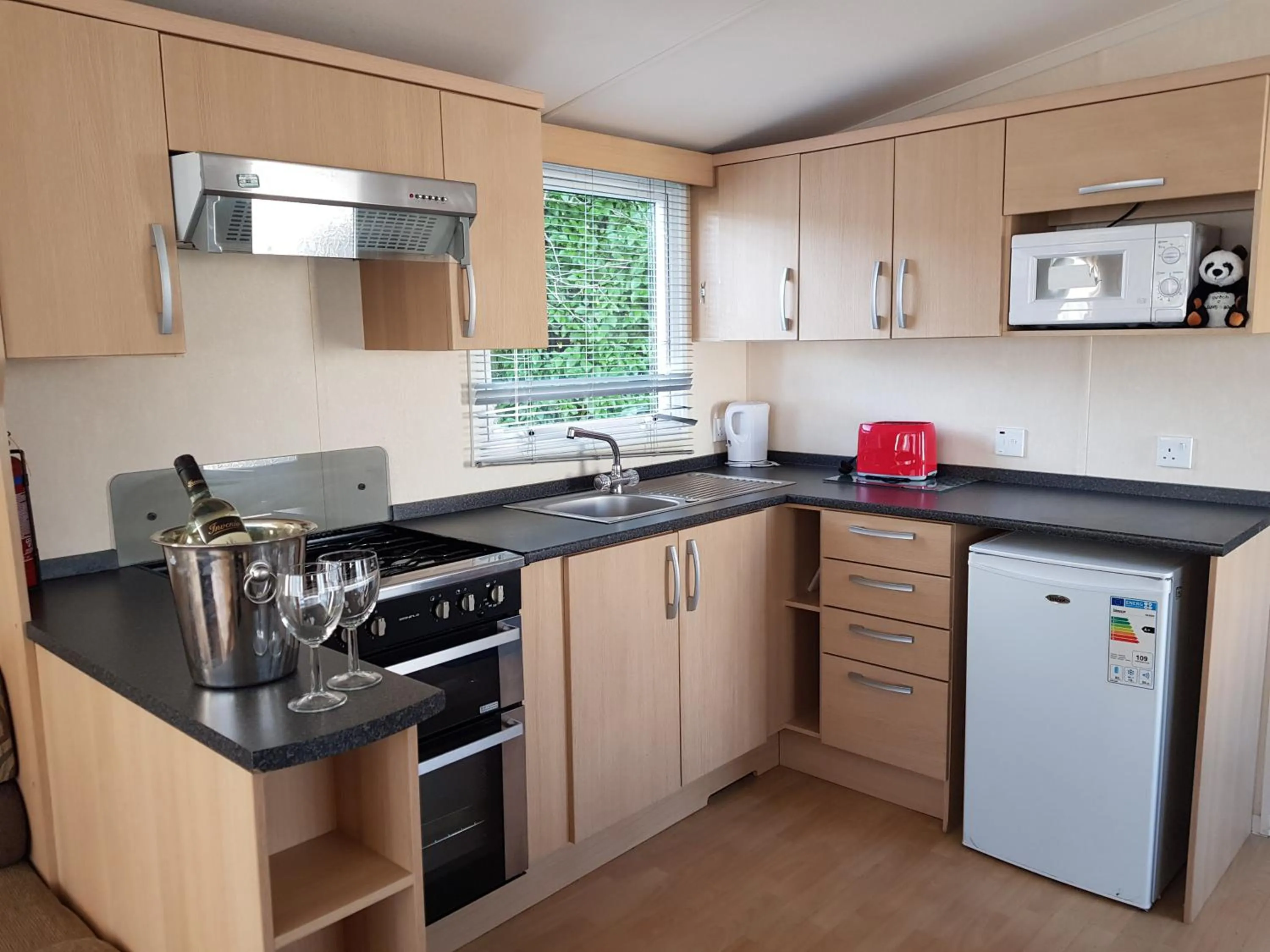 Kitchen or kitchenette in Sunnyglen Holiday Park