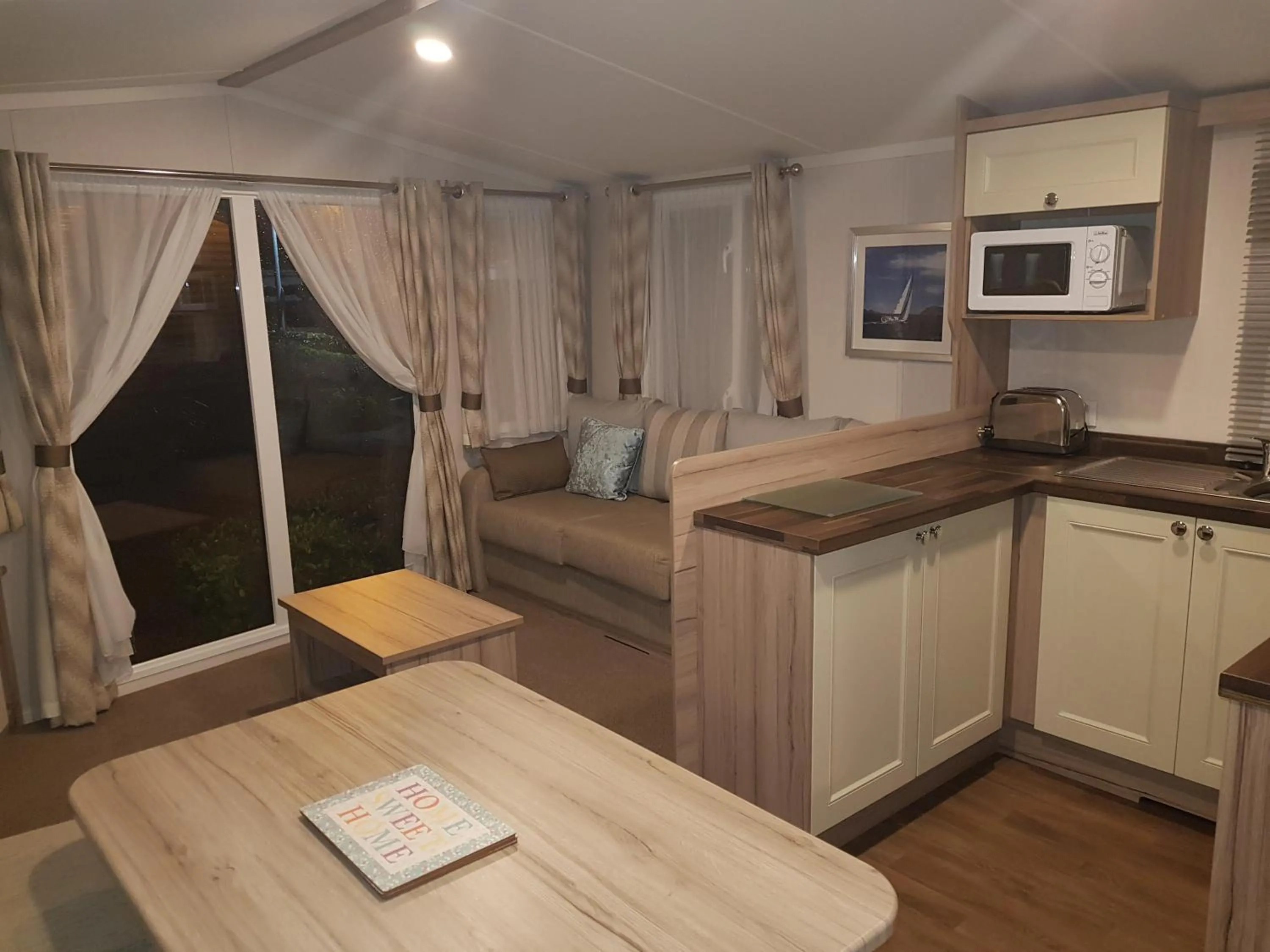 Kitchen or kitchenette in Sunnyglen Holiday Park