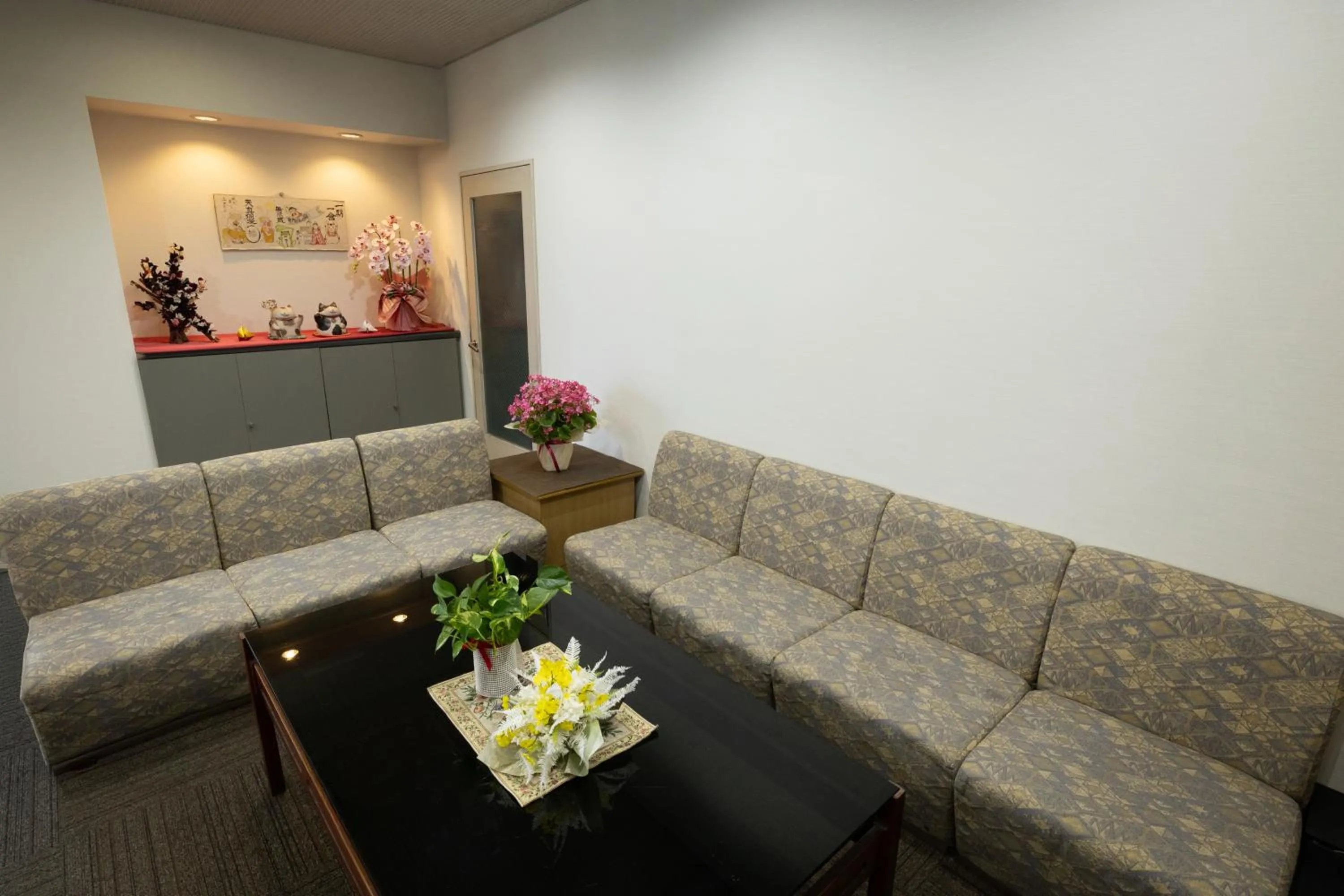 Communal lounge/ TV room in Sawa Hotel