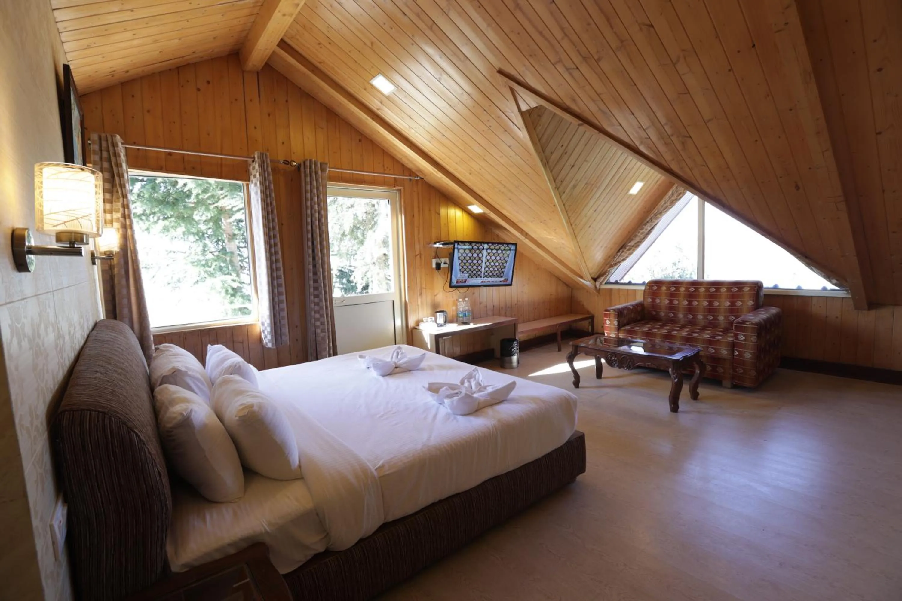 Seating area, Bed in KVR Clarks Inn, Kufri