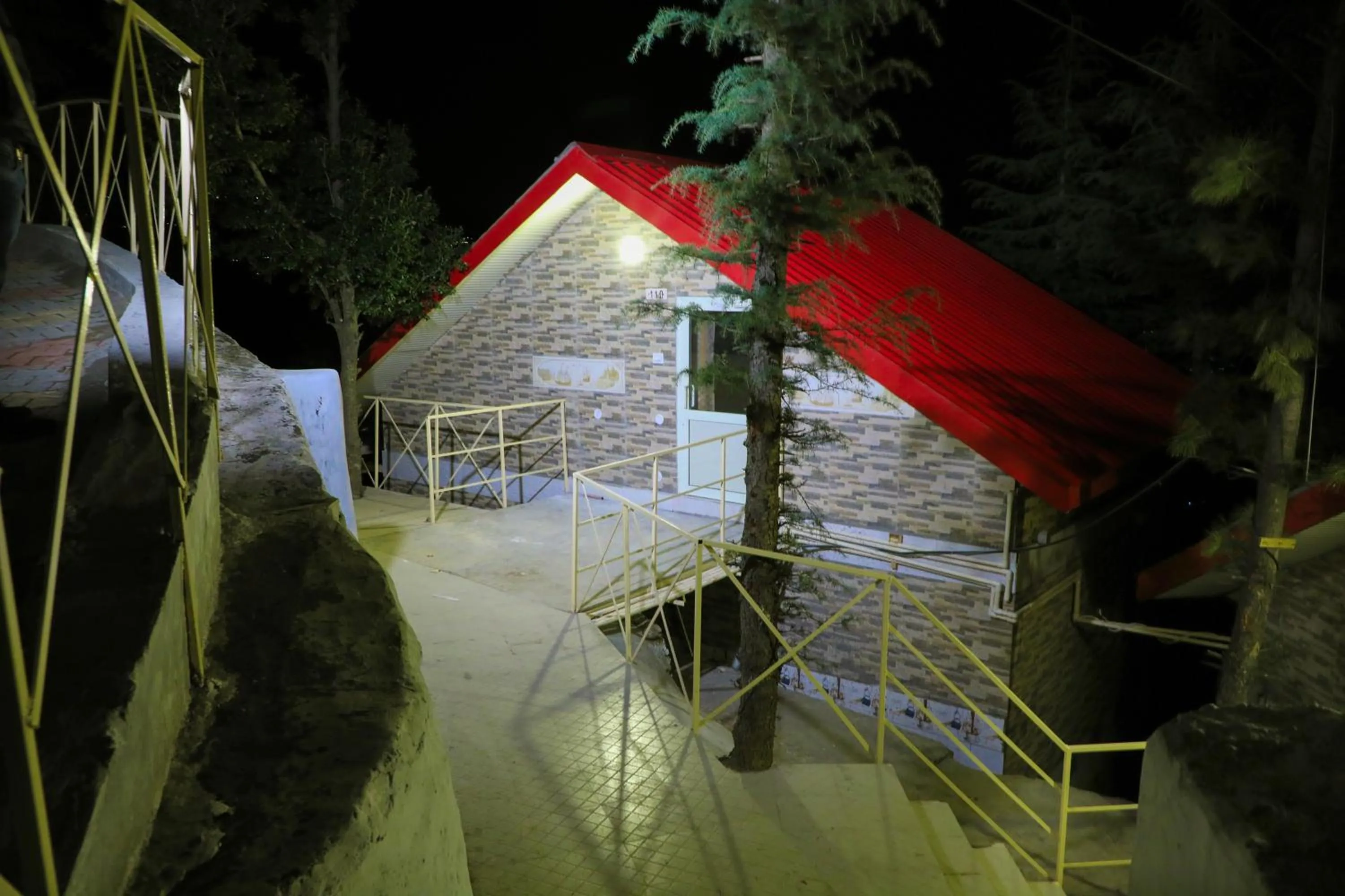 Night in KVR Clarks Inn, Kufri