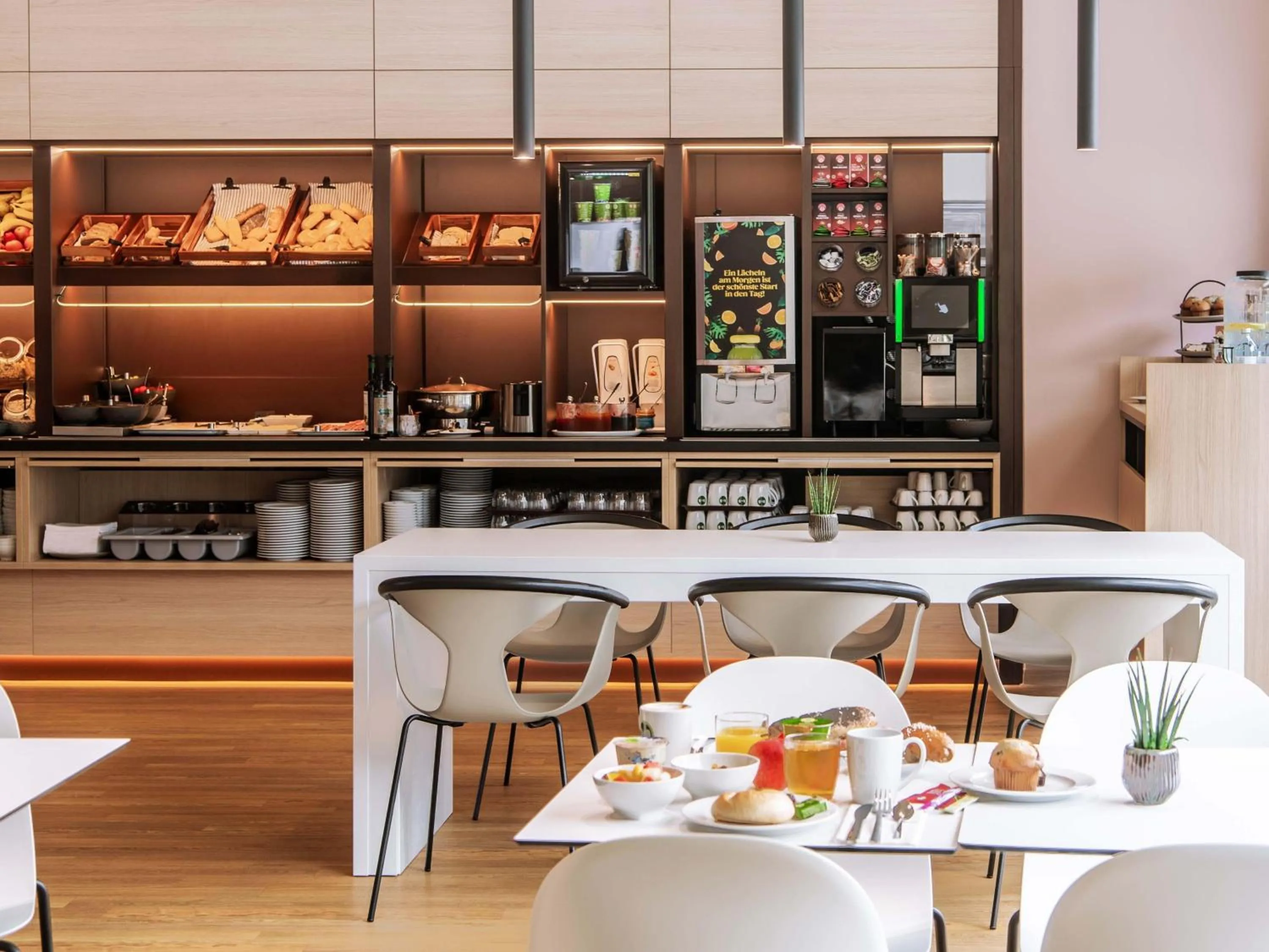 Restaurant/places to eat in B&B HOTEL Salzburg-Süd