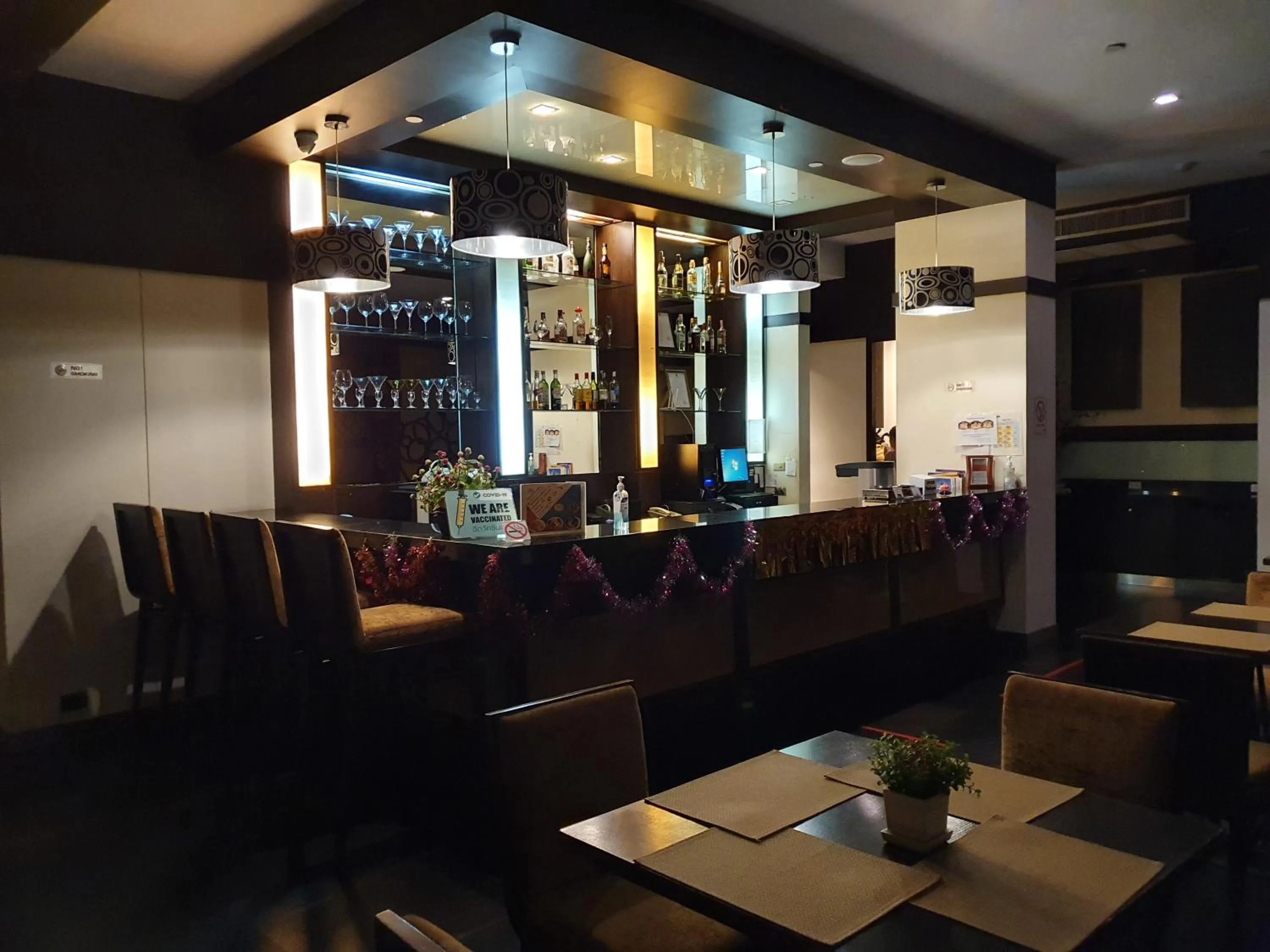 Restaurant/places to eat in Amora NeoLuxe Suites Hotel